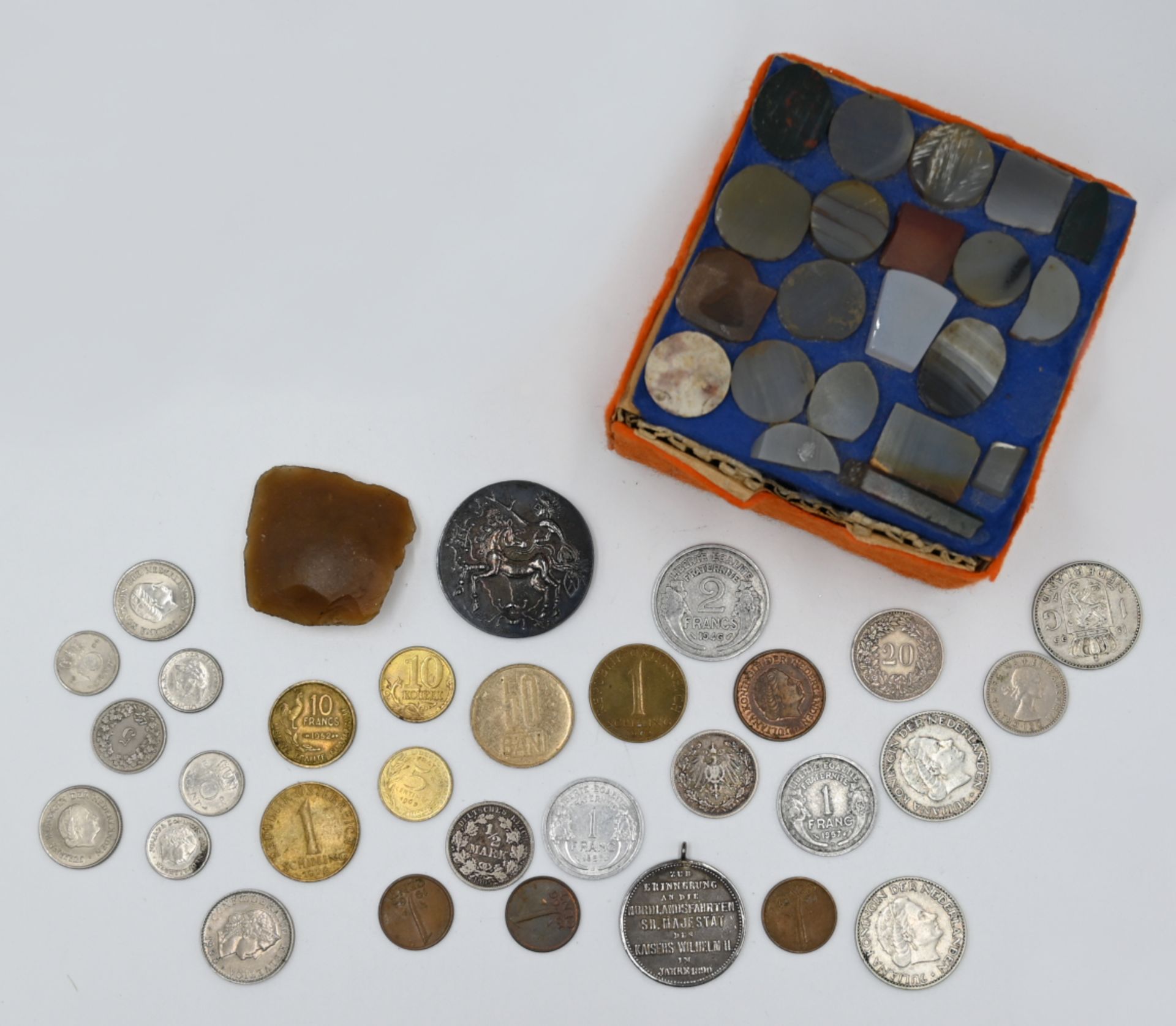 1 Konv. Münzen/ Medaillen Si. Metall u.a. Zahlgeld versch. Länder im Karton