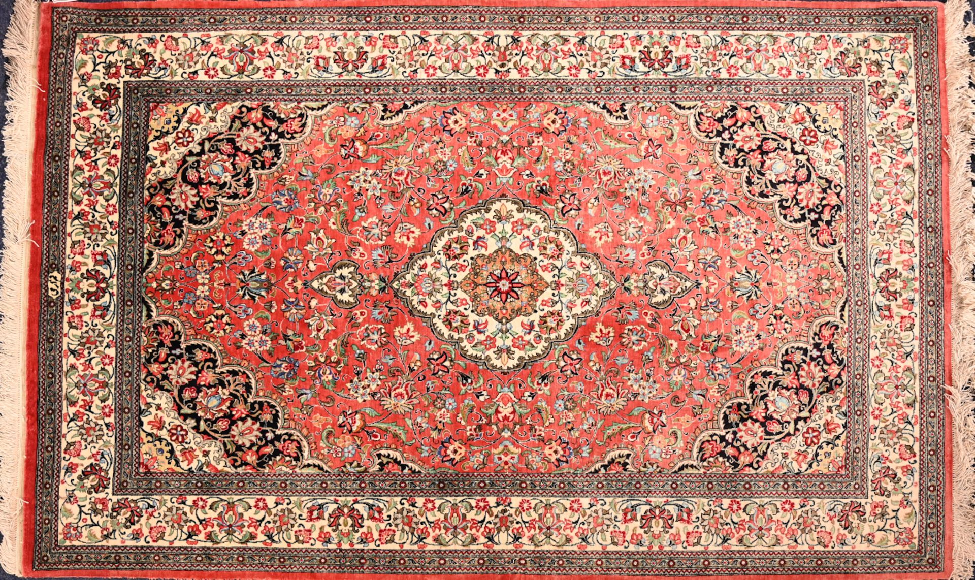 1 Orientteppich Seide wohl GHOM rotgrundig mit floralem Dekor mit Signum, ca. 156x109cm