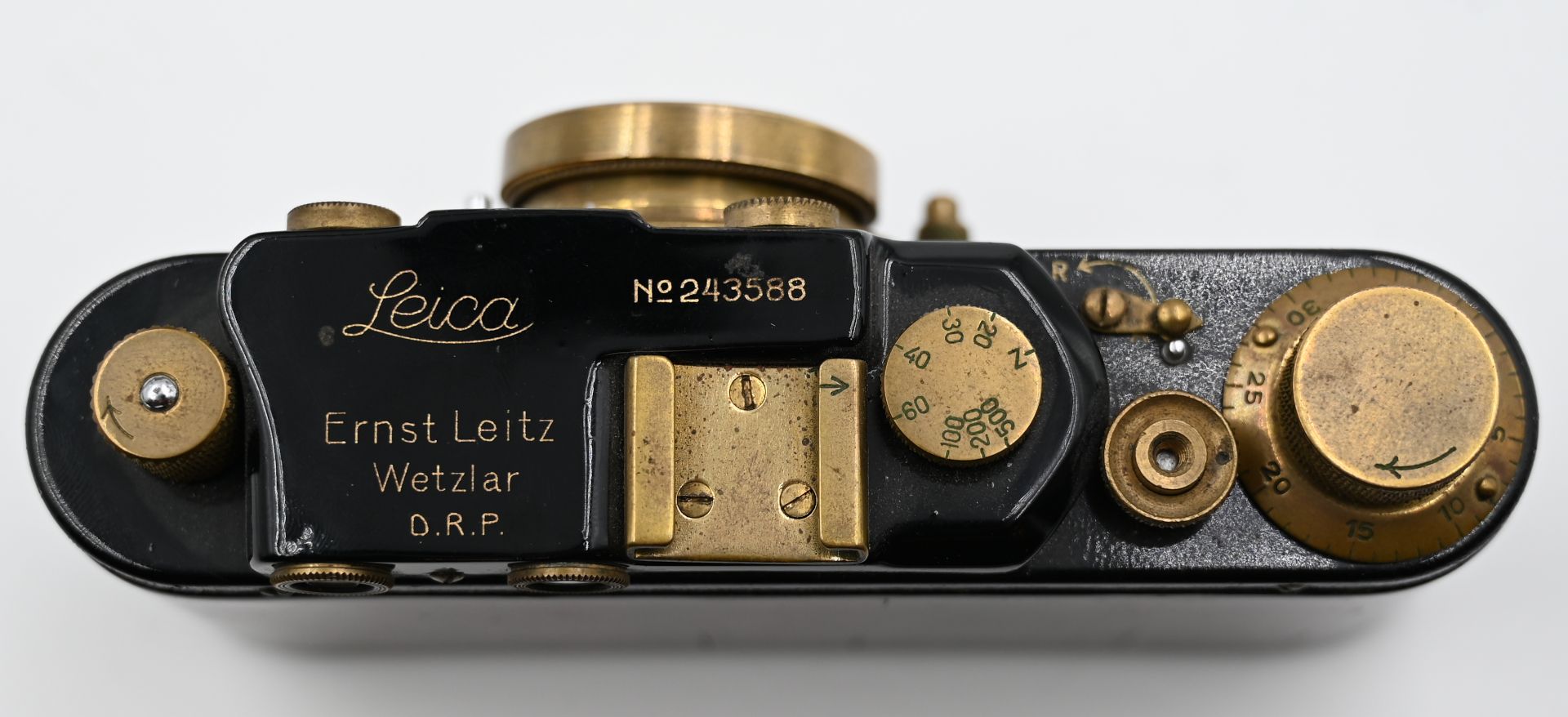 1 Fotoapparat LEICA "II" wohl 1937/1938, No 243588, Ernst LEITZ, Wetzlar, Korpus in Holzoptik - Bild 2 aus 3