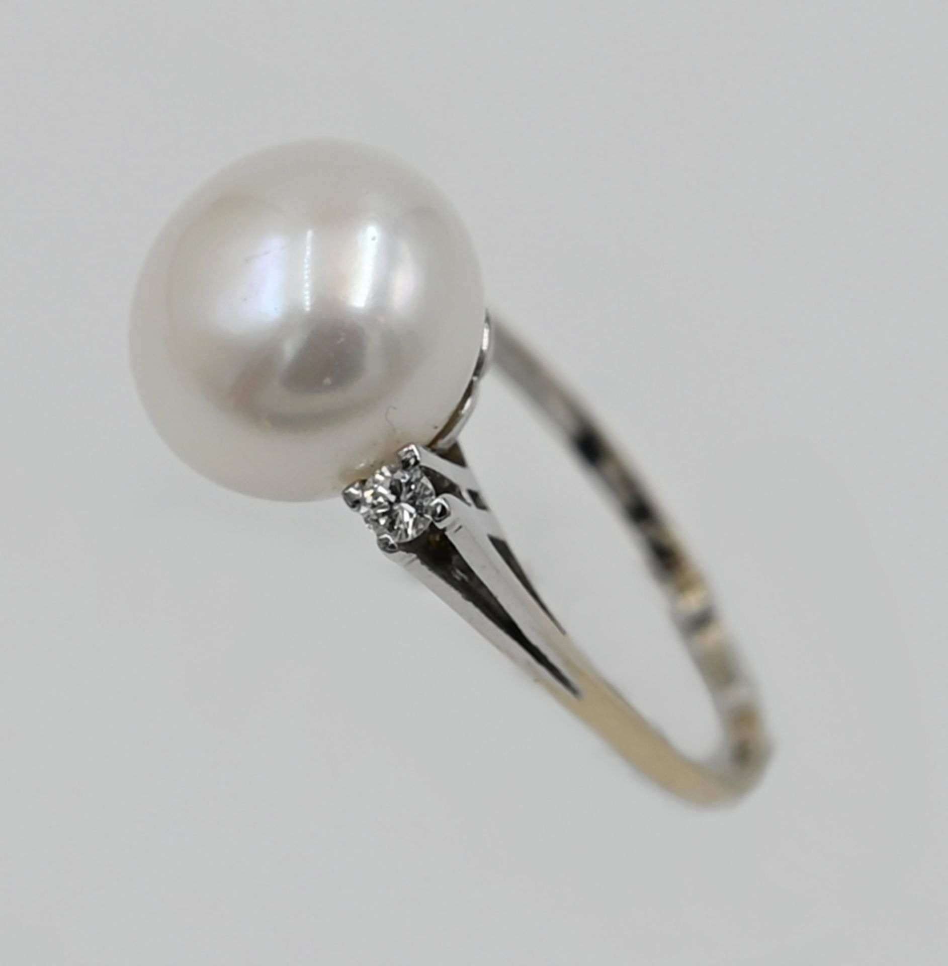 1 Damenring WG 18ct. m. Perle, Durchmesser ca. 1,2cm, mit 2 Brillanten, Ringgröße ca. 56,5 min. Tsp. - Bild 2 aus 2
