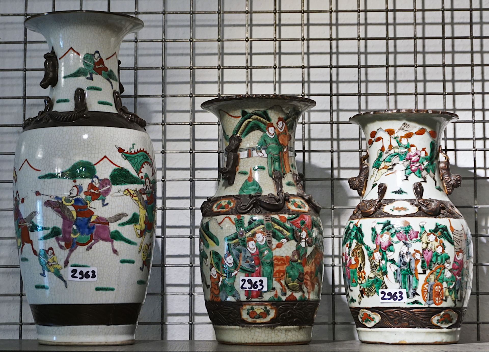 1 Konv. asiatischer Dekoobjekte 20. Jh. Japan, China u.a.: Vasen bis H ca. 45cm, Fô-Hunde bis H ca.