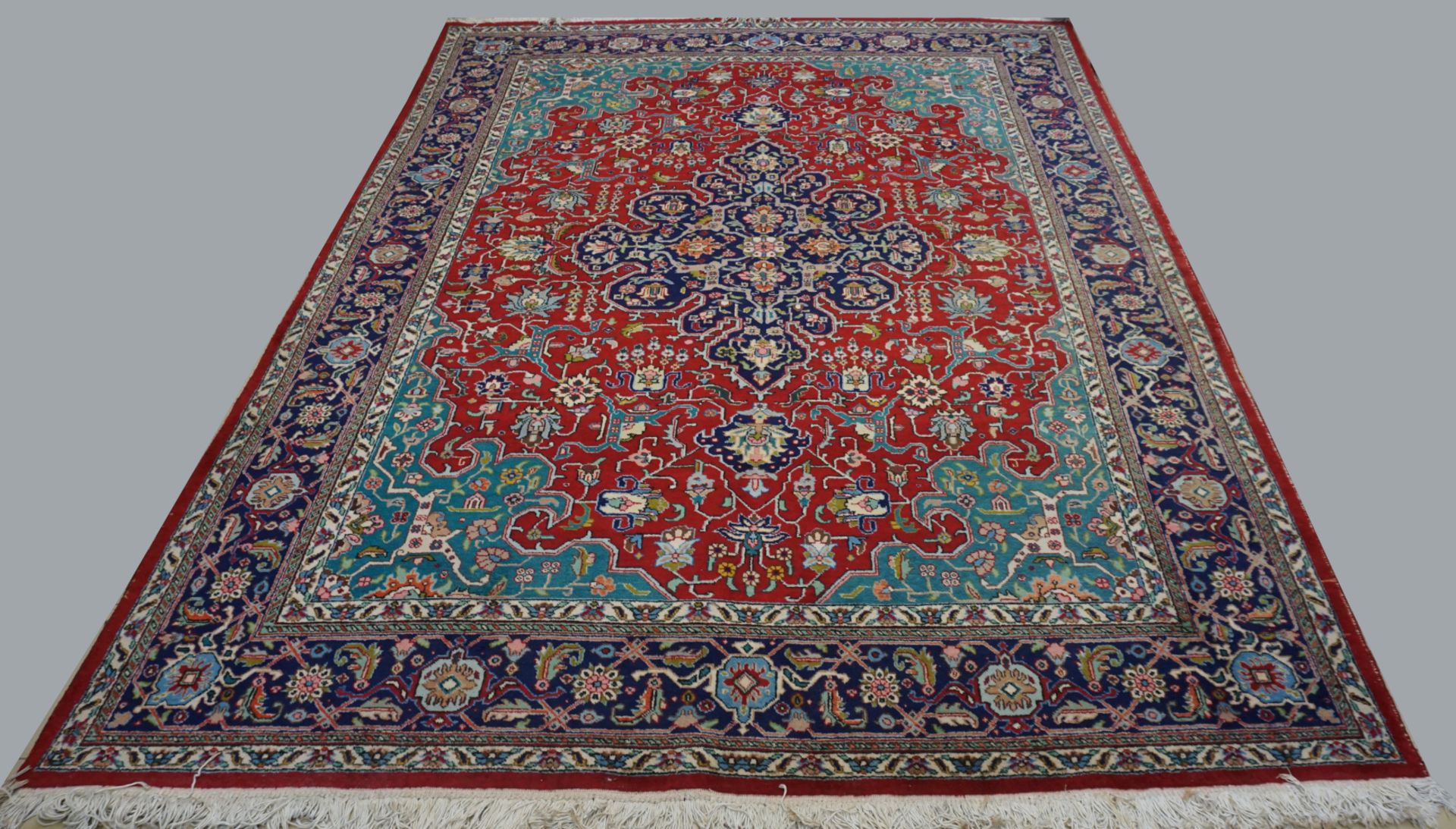 1 Orientteppich, Wolle, rot-/blaugrundig, floraler Dekor mit Mittelmedaillon,
