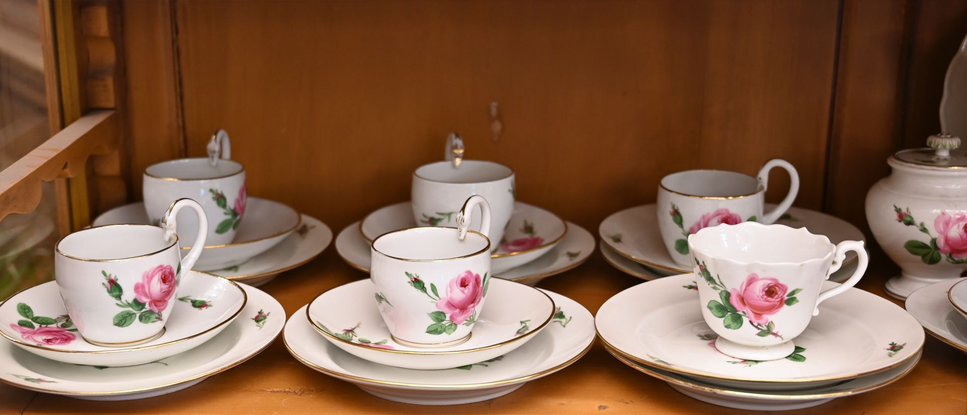 1 Kaffeeservice Porzellan MEISSEN 2x gestrichen "Rosa Rose" mit Schwanenhalshenkel, - Image 3 of 4