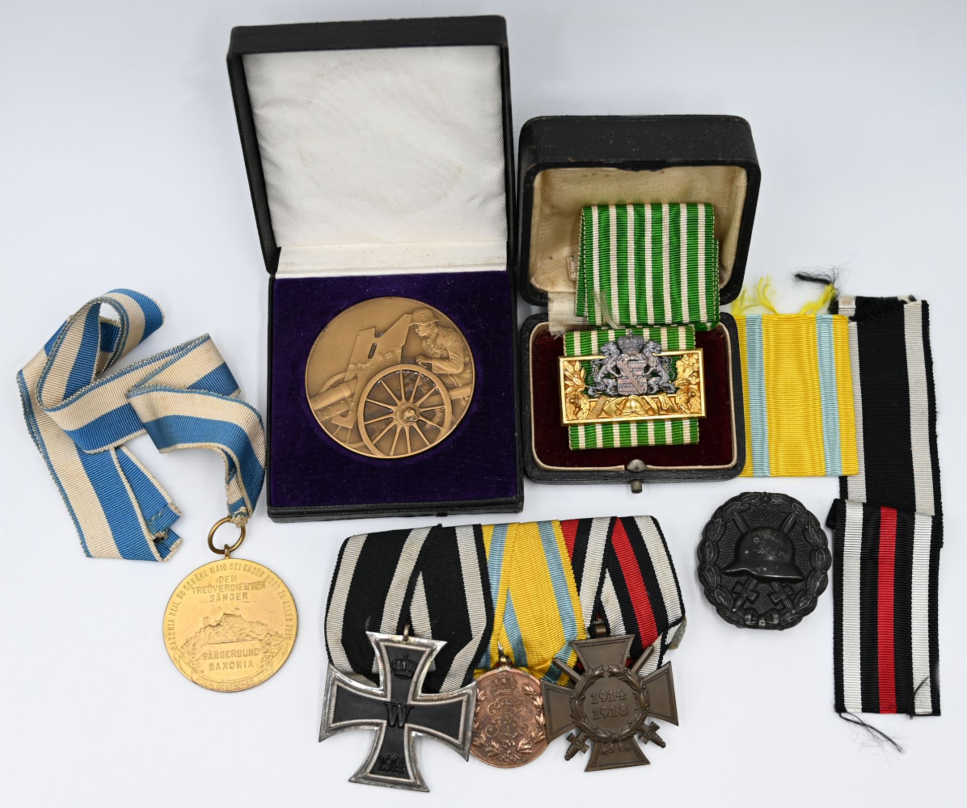 1 Konv. Orden, Abzeichen, Medaille: I. WK u.a. z.T. an der Spange z.T. im Etui je Asp./ Gsp.
