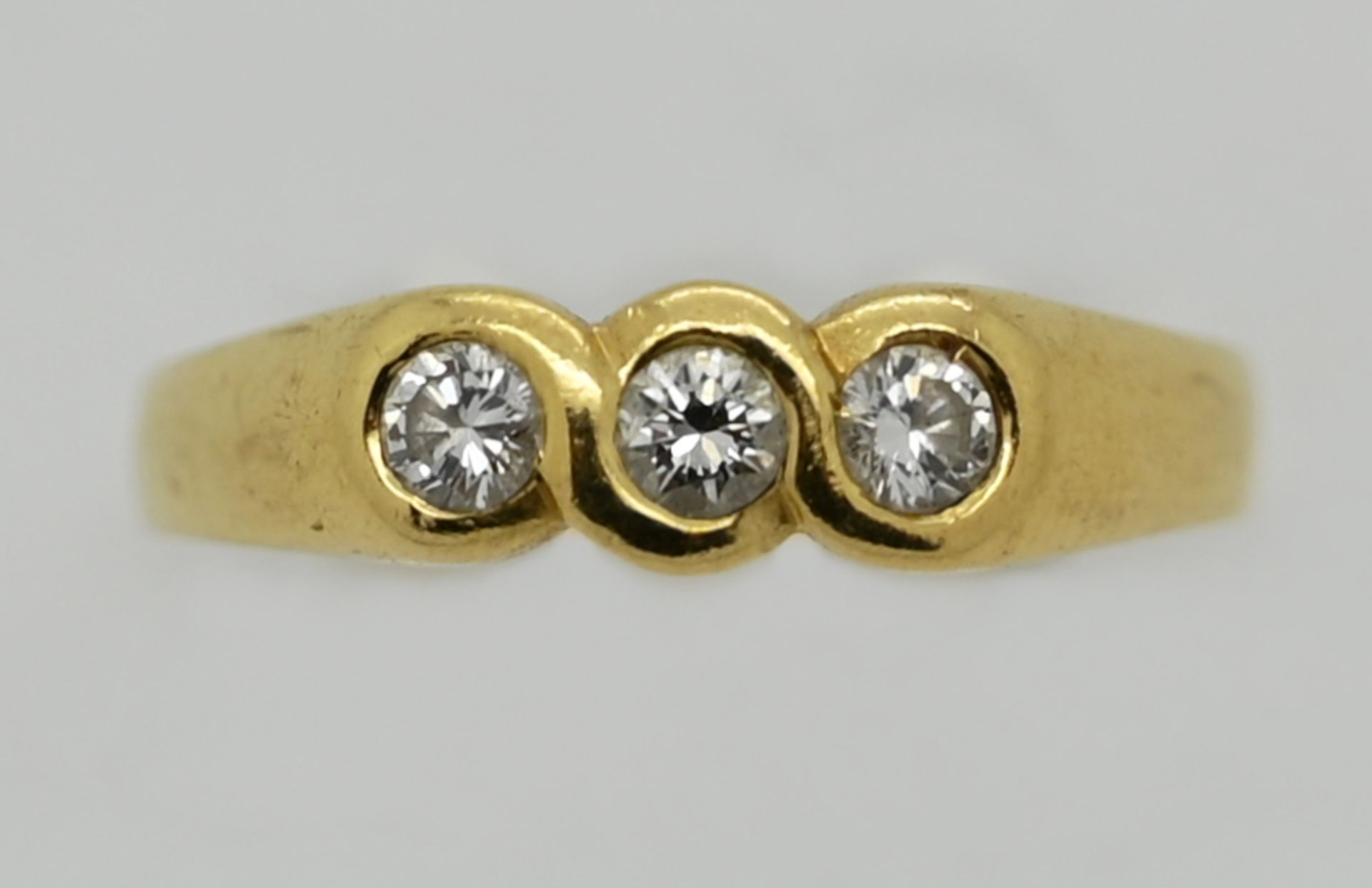 1 Damenring GG 18ct. mit 3 Brillanten je ca. 0,08ct., Ringgröße ca. 51, Tsp.