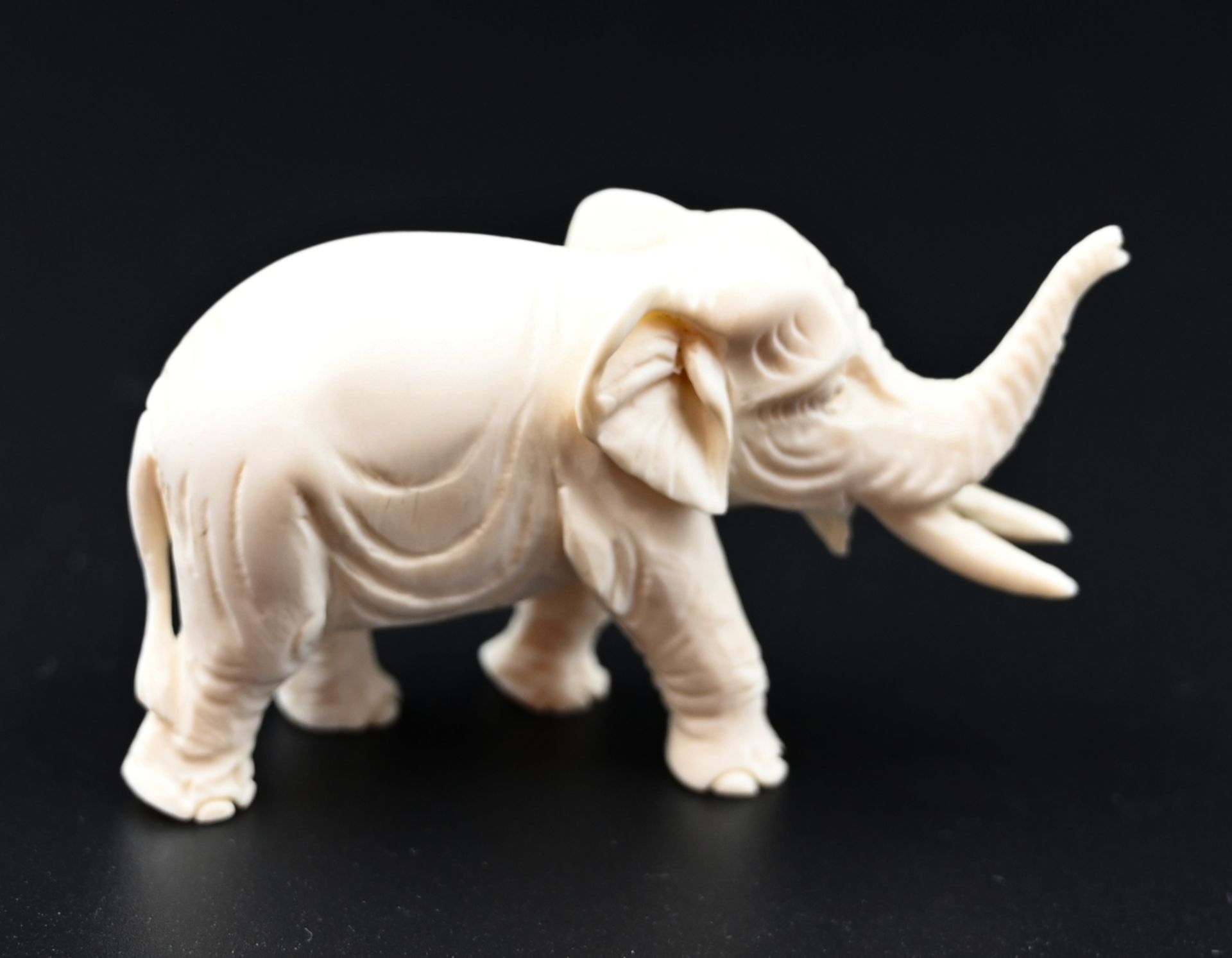 1 Figur wohl Bein "Asiatischer Elefant" ca. H 4,5cm, Asp. - Bild 3 aus 4