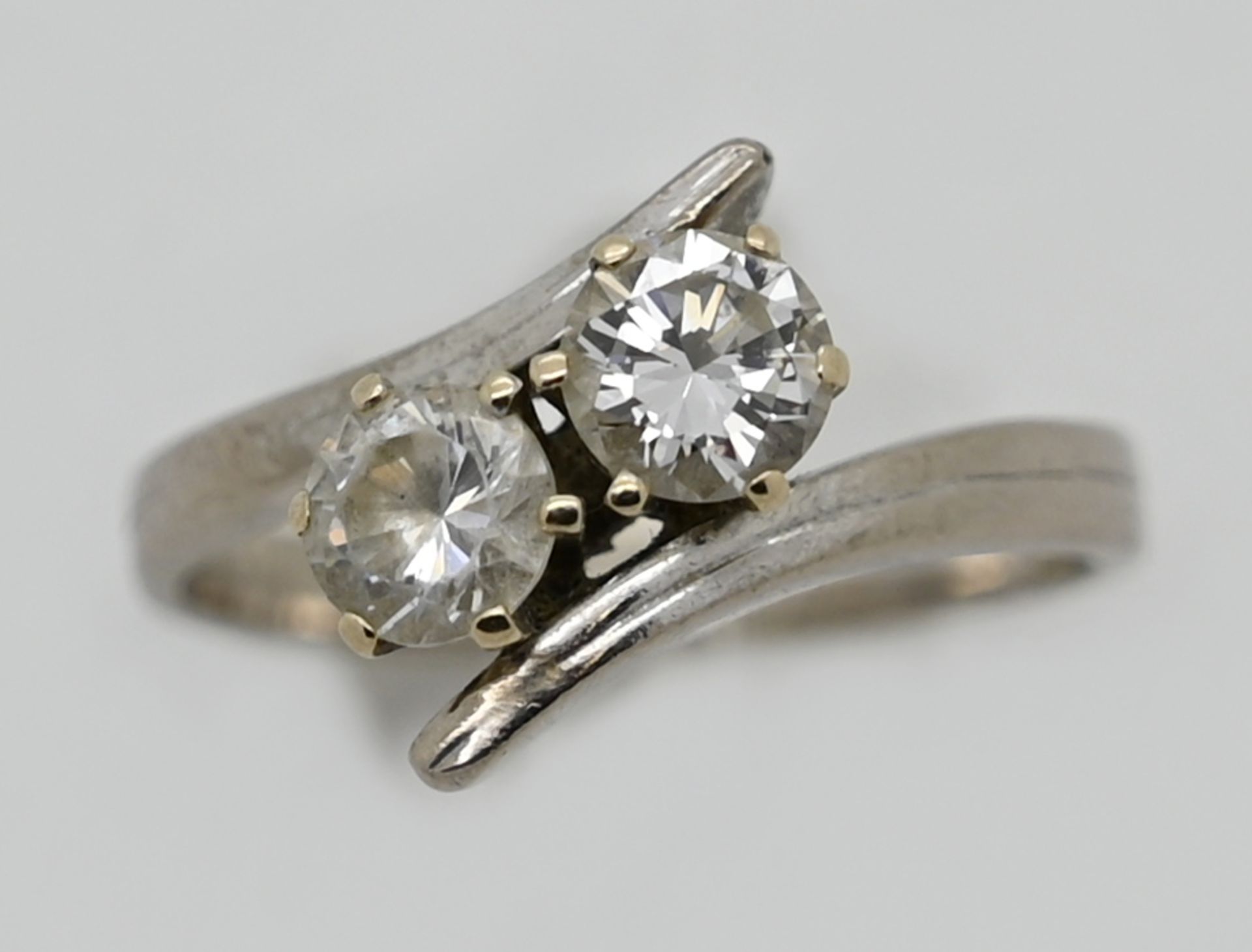 1 Damenring ungest. wohl WG mit 1 Brillant ca. 0,5ct. sowie 1 weißer Stein, Ringgröße ca. 55 jew.,Ts