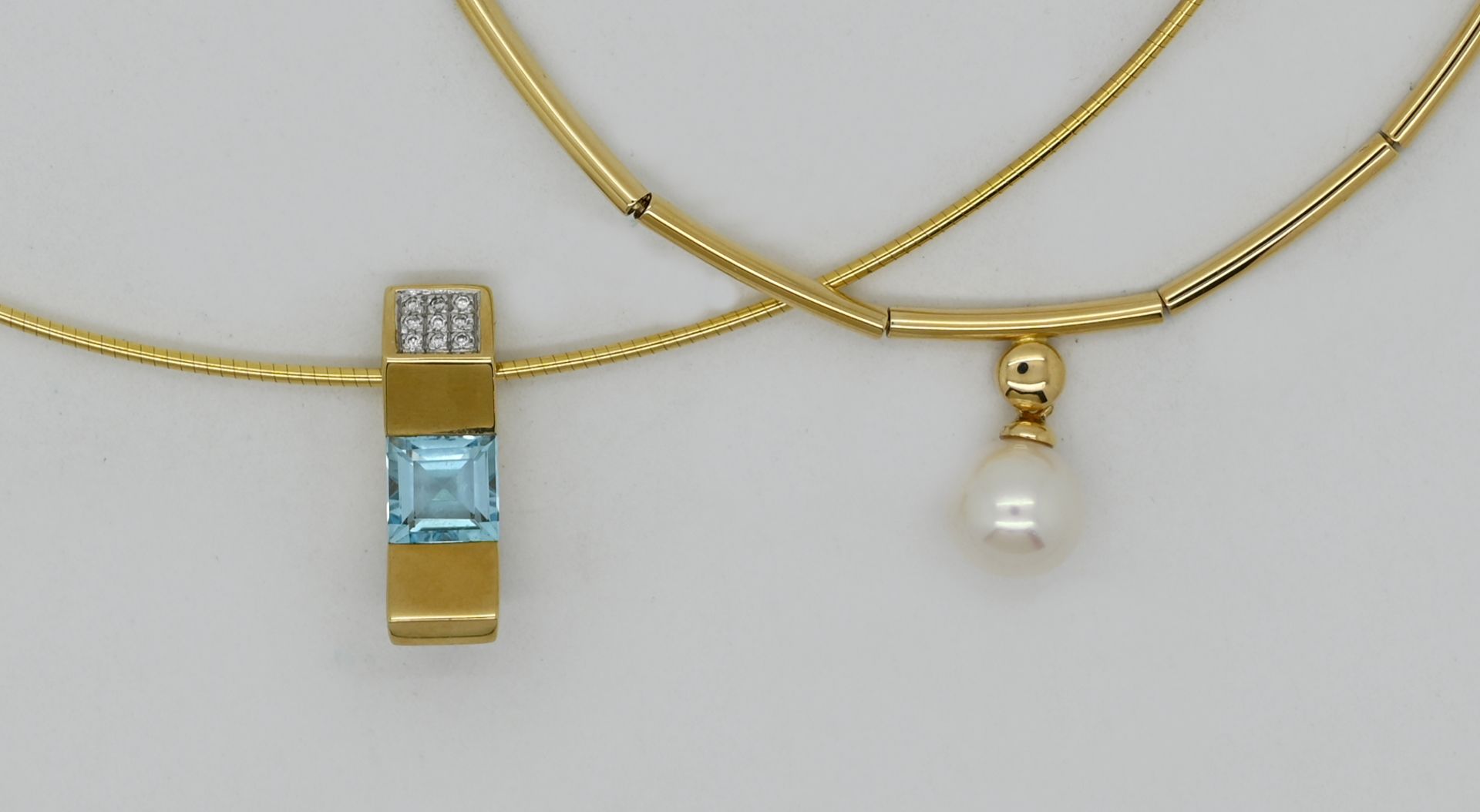 2 Ketten/ Colliers (1x verbogen) jew. GG 14ct. mit Brillanten und Perle, wohl mit Blautopas, Tsp. - Bild 2 aus 2