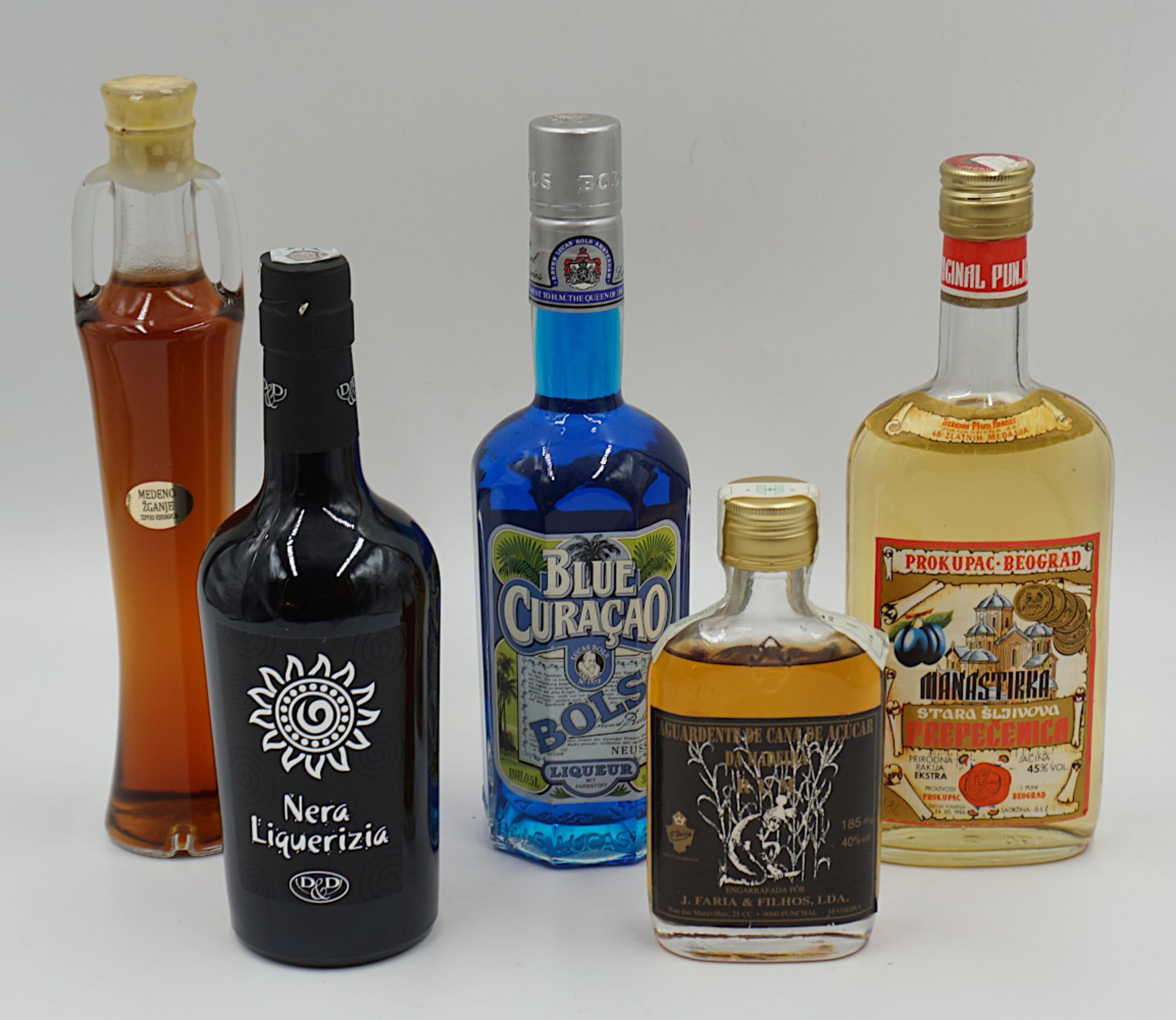 20 Flaschen Alkoholika: Sherry "Dry Sack", Blue Curaçao, "Maraschino" u.a., je Asp.