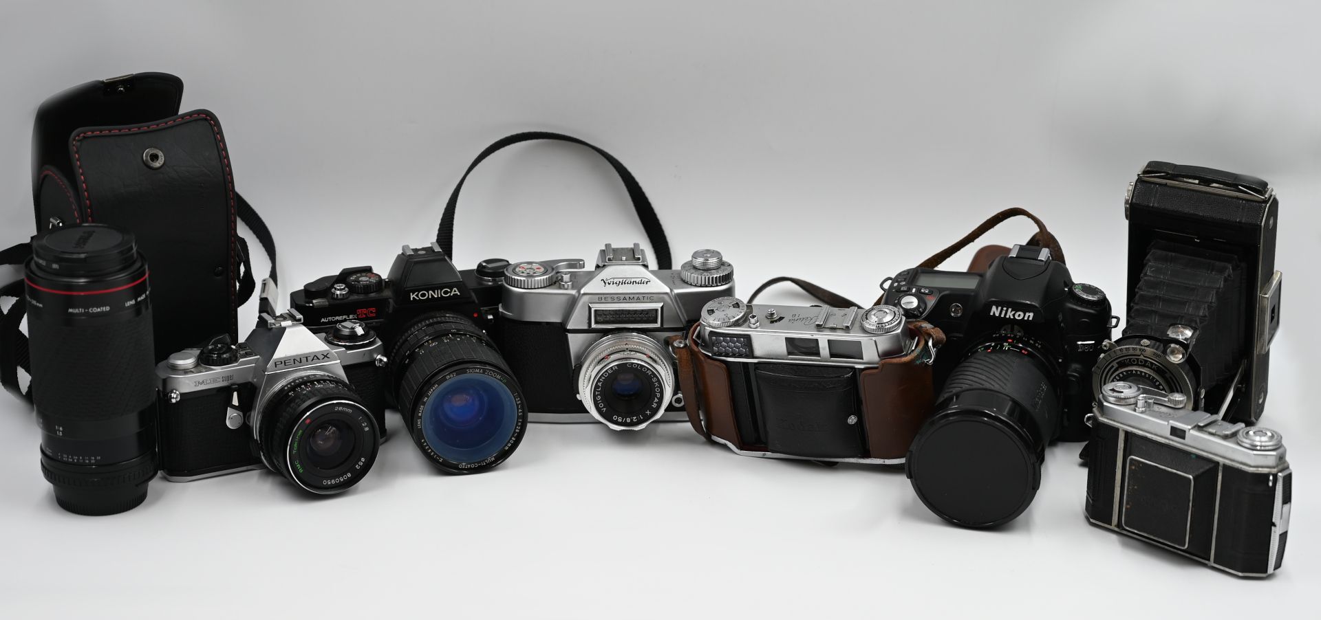 7 Fotoapparate: NIKON "D80", VOIGTLÄNDER "Bessamatik", KONICA "TC", KODAK "Retina 1B" und "Vollenda