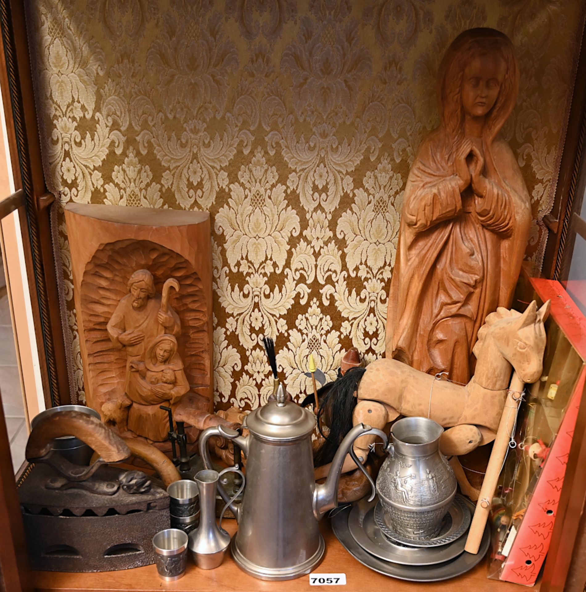 1 Konv.: Holzfiguren "Madonna" H ca. 64cm, "Heilige Familie" H ca. 38cm, Räuchermännchen, Kohlebügel - Bild 2 aus 2
