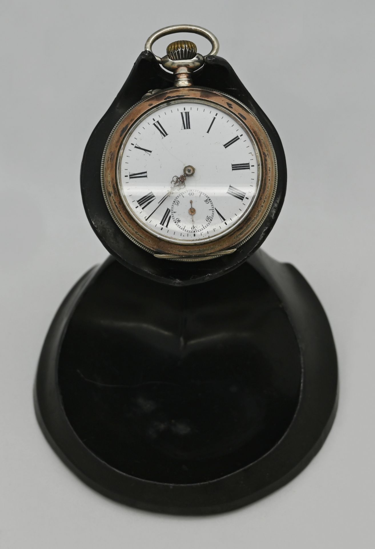 1 Herrentaschenuhr um 1900, Silber 800, Asp./ Gsp./ min. besch. auf Halterung