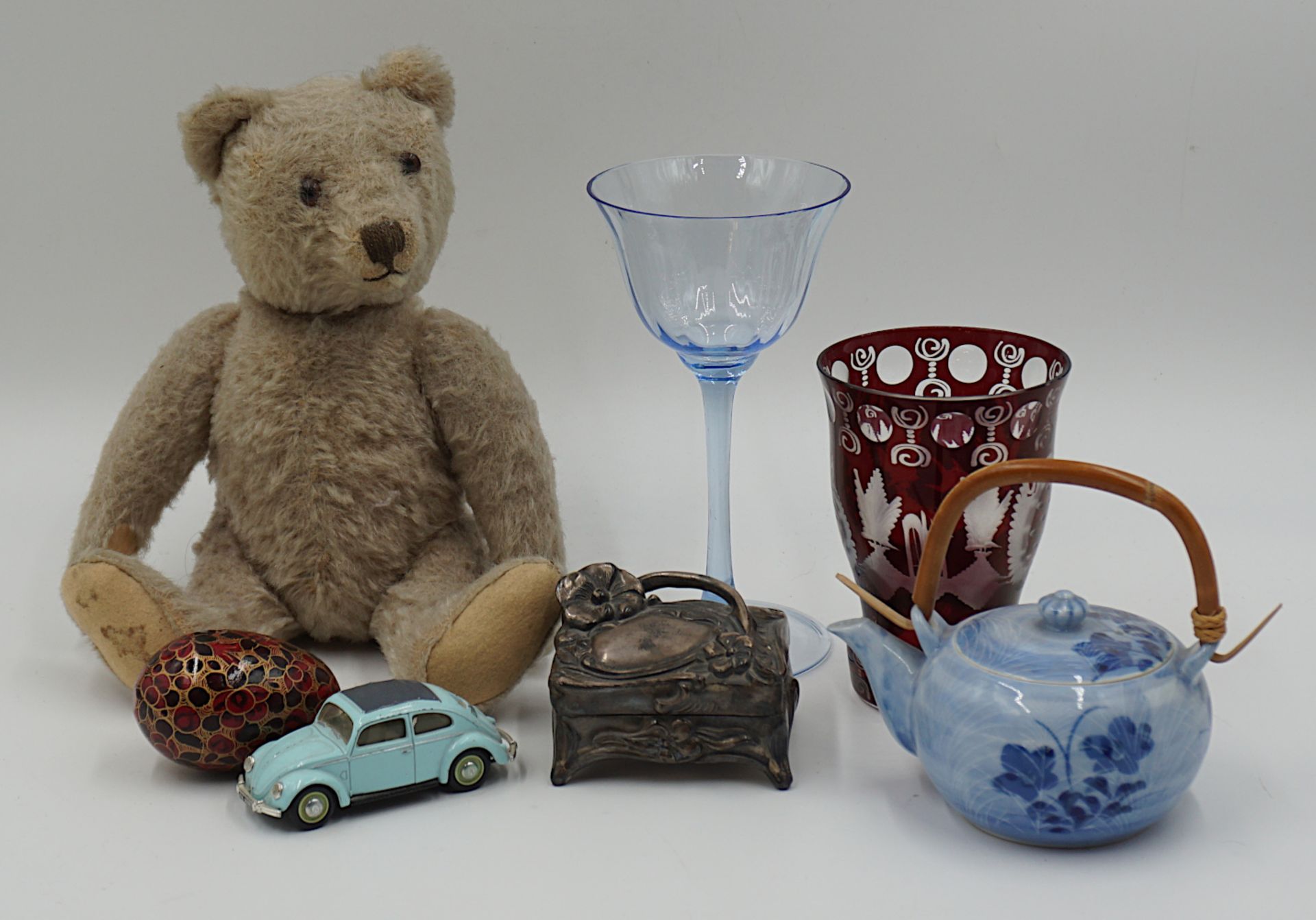 1 Konv. Sammlungsgegenstände: Teddybären, Modellautos SCHUCO u.a., Rubin-/Gläser, Dekoeier, u.a.
