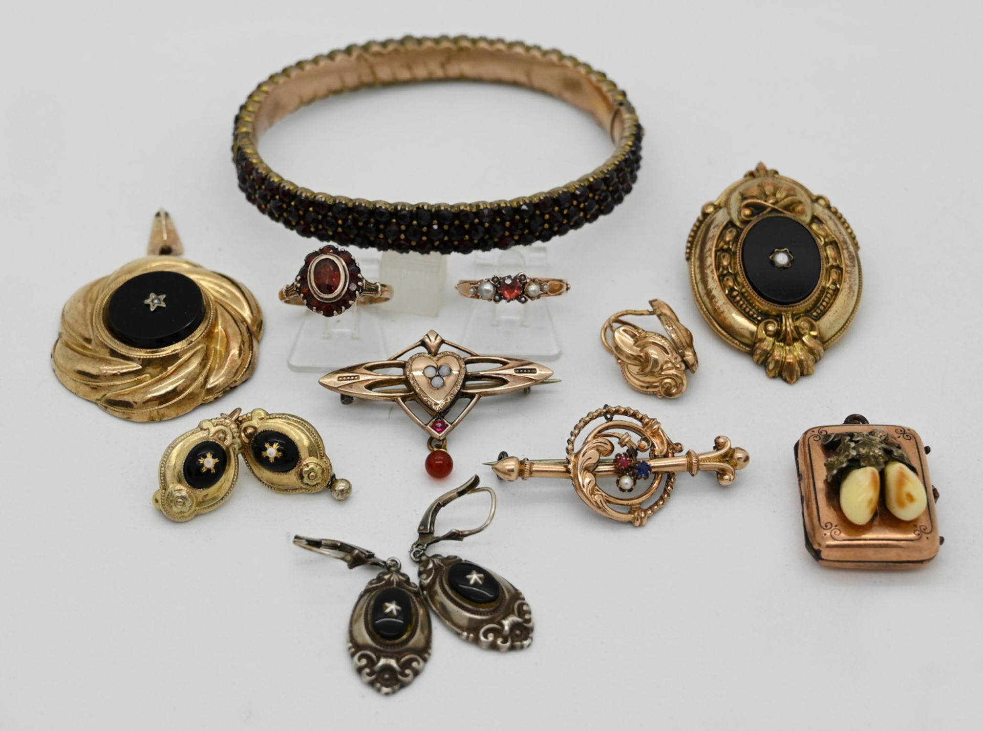 1 Konv. Schmuck Biedermeier/um 1900, wohl min. GG z.T. mit Edelsteinen, Asp./Gsp./min. besch., in de