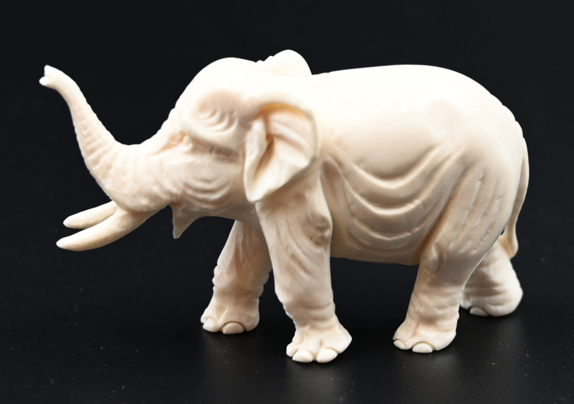 1 Figur wohl Bein "Asiatischer Elefant" ca. H 4,5cm, Asp.