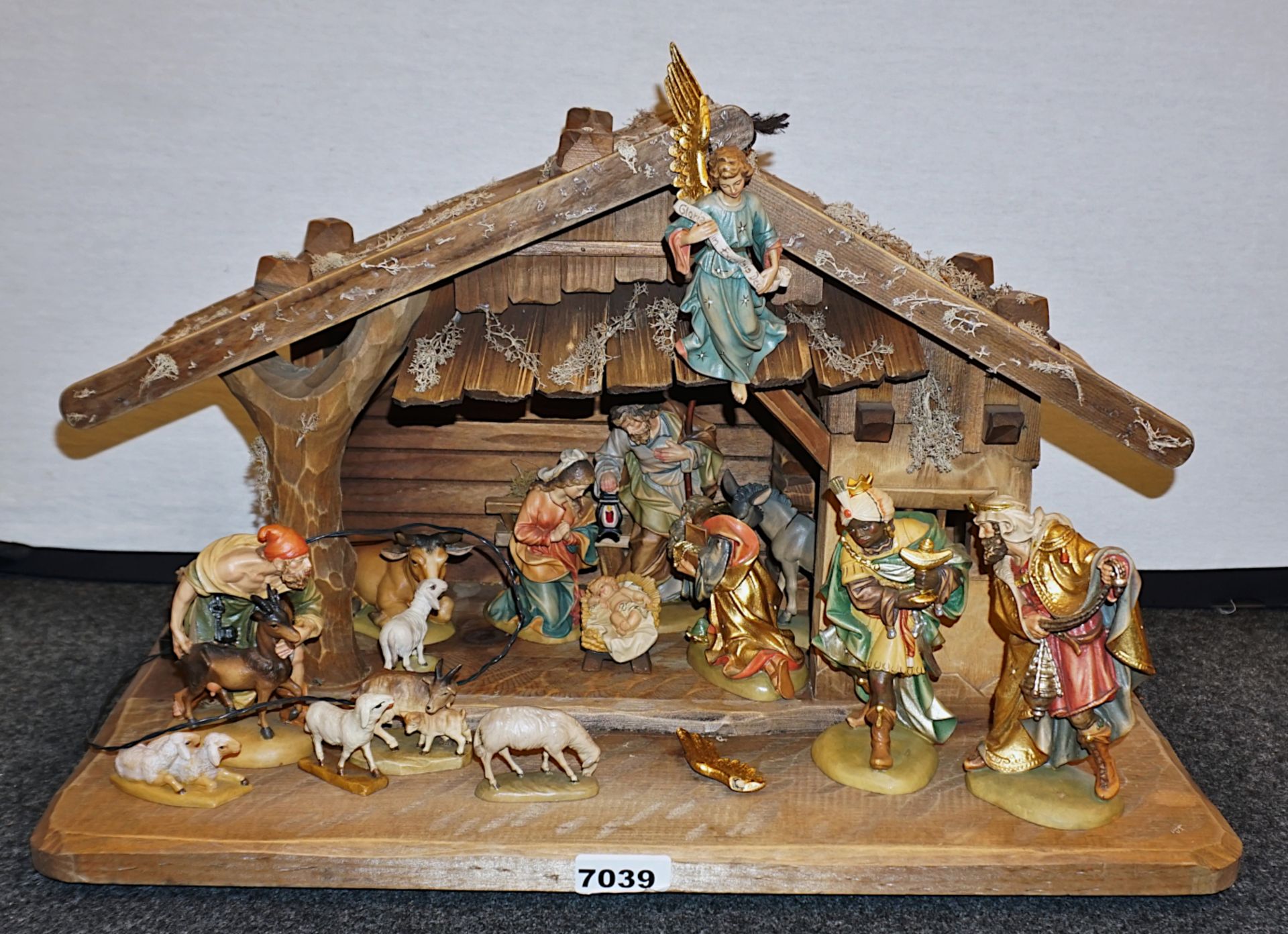 1 Weihnachskrippe INSAM nztl. ca. 40x60x33cm, mit Figuren und Broschüre, z.T. min besch., Asp.