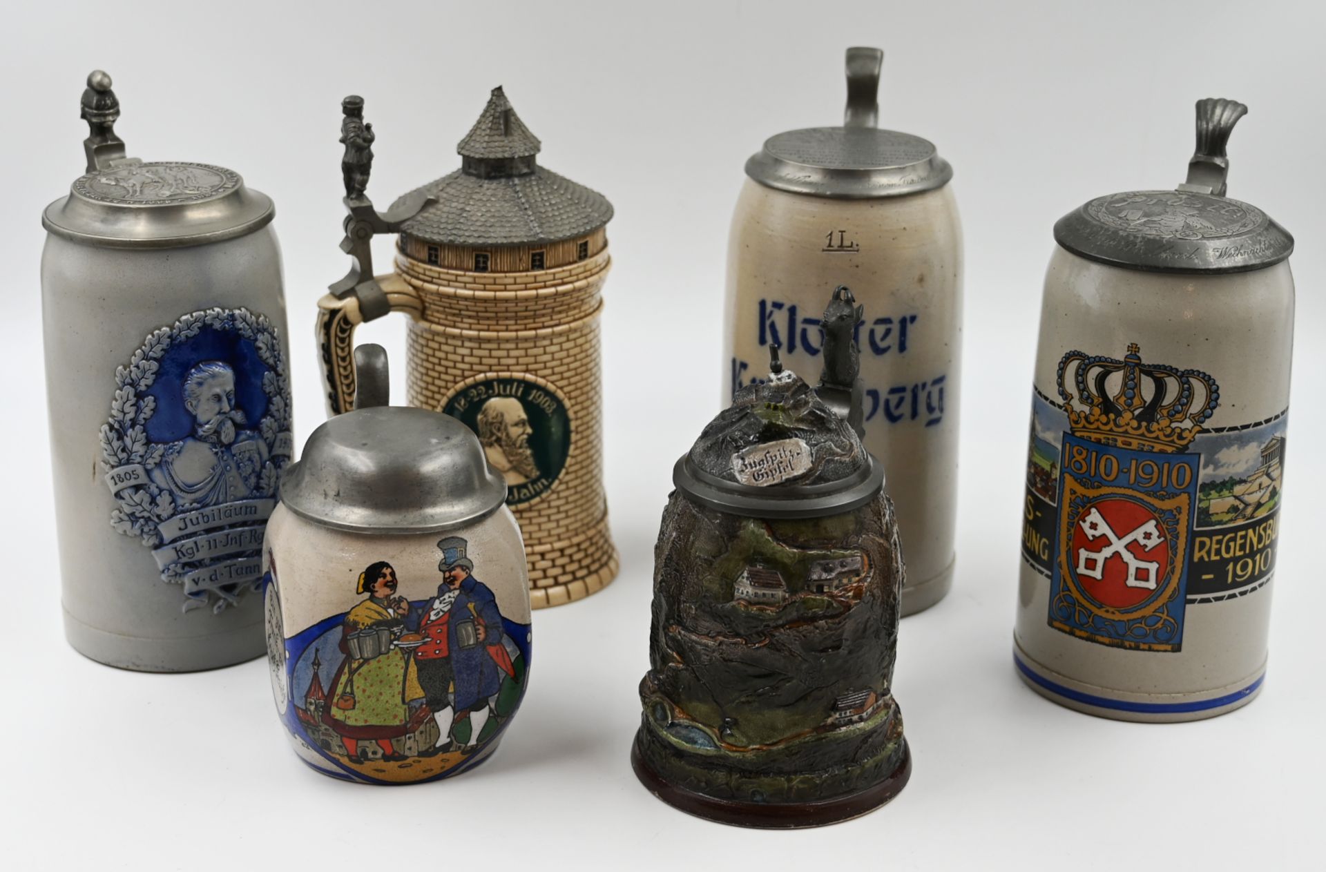 6 Bierkrüge z.T. Anfang 20. Jh. je mit Zinndeckel z.B. "Kreisausstellung Regensburg 1910"