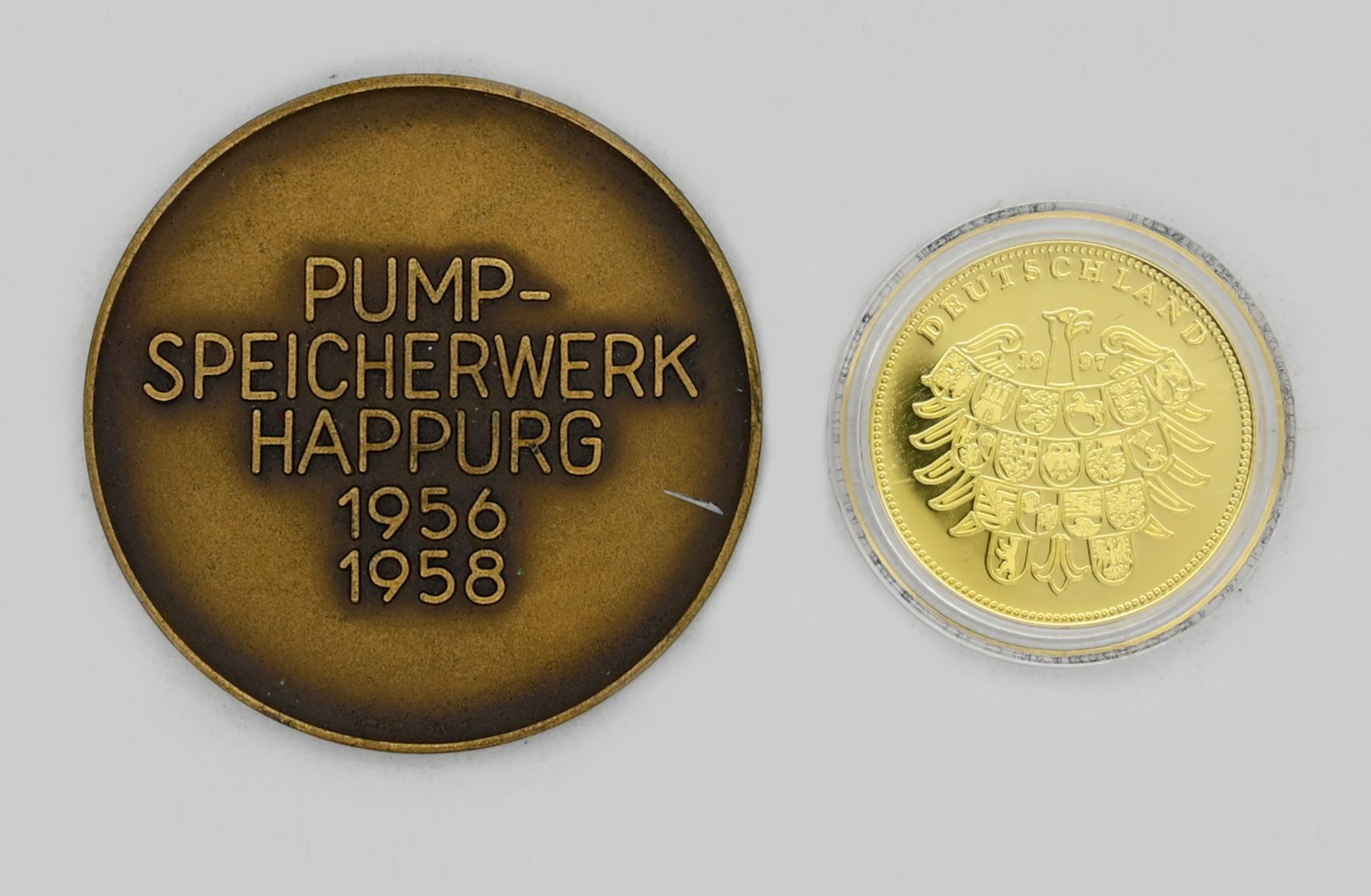 1 Münze GG 14ct. mit Zertifikat "H.-D. Genscher" sowie 1 Medaille Metall Happurg - Bild 2 aus 2