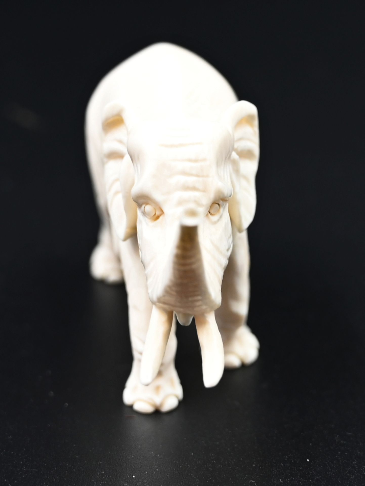 1 Figur wohl Bein "Asiatischer Elefant" ca. H 4,5cm, Asp. - Bild 2 aus 4