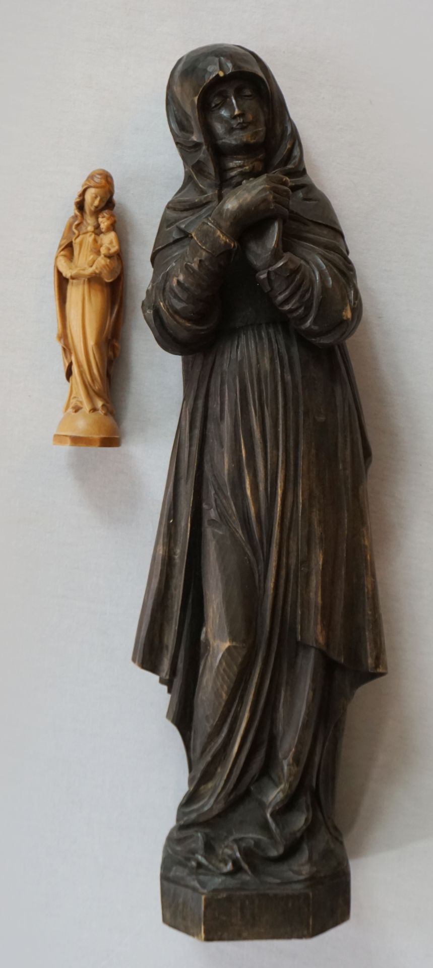 1 Holzfigur 20. Jh. "Nürnberger Madonna" H ca. 59cm sowie 1 Figur C.P. NOCKER "Madonna mit Kind" H c