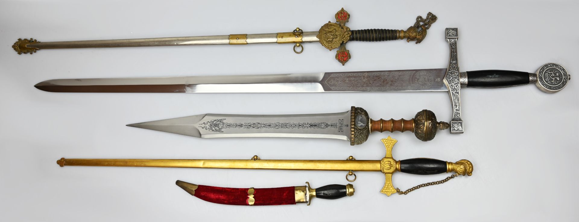 5 Repliken nztl.: Schwert "Excalibur" L ca. 118cm, 1 Gladius L ca. 71cm, u.a., z.T. ber., je Asp.