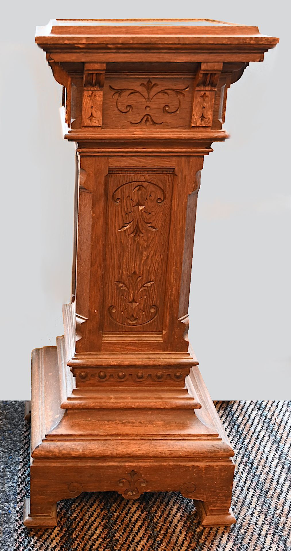 1 Blumensäule/Podest wohl Gründerzeit/um 1880, Eiche beschnitzt, H ca. 89cm, min. besch., Asp.