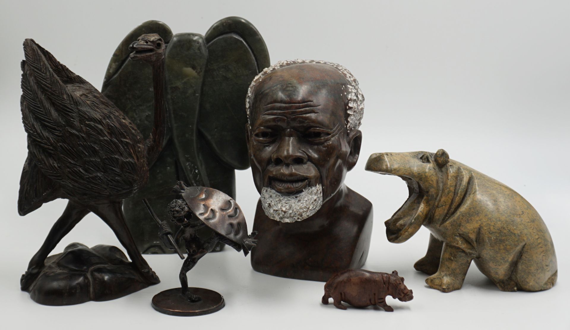 1 Konv. afrikanische Kunstgegenstände: z.B. Holzschnitzereien, Metall- und Steinfiguren,