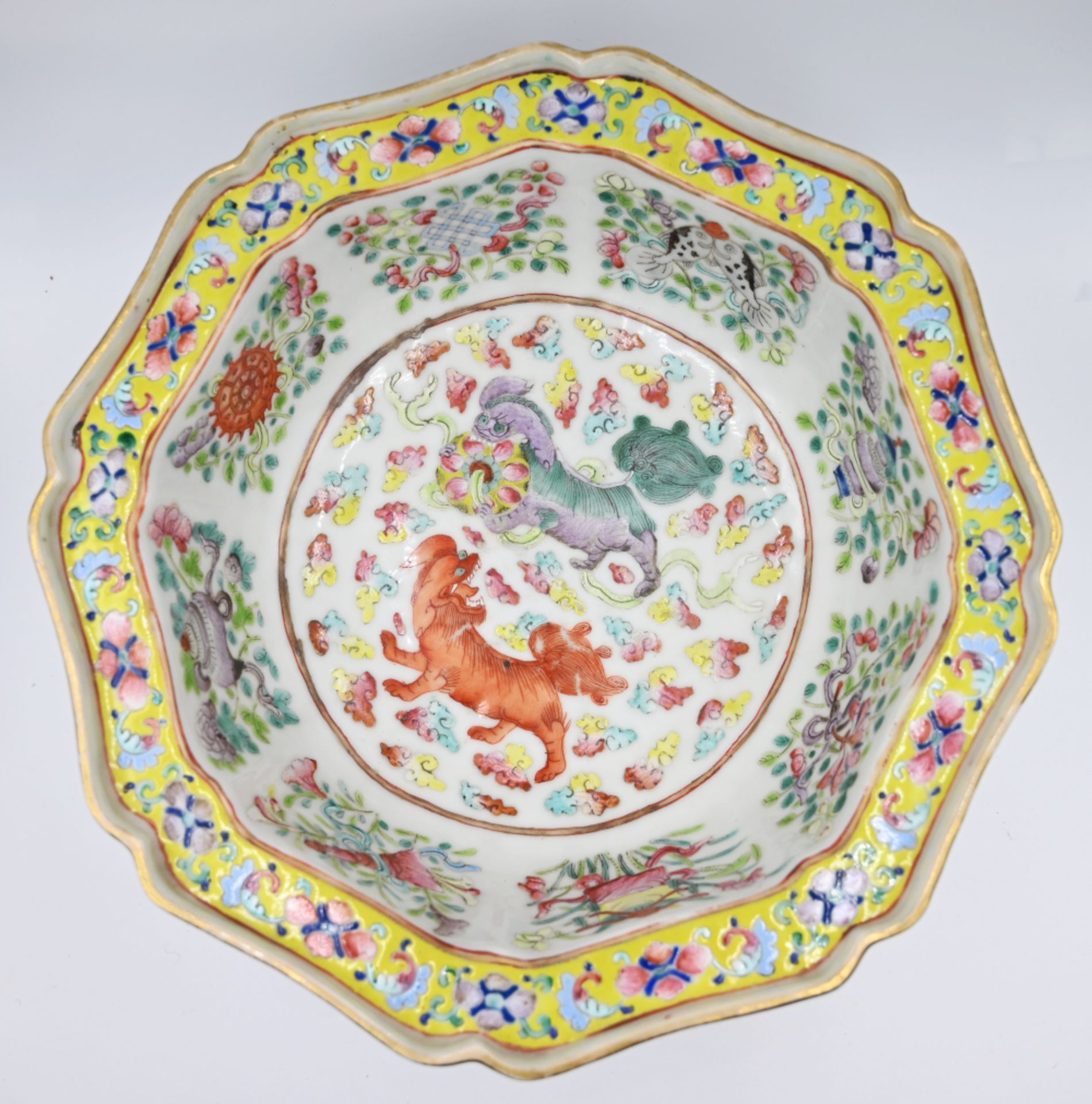 1 Schale Porzellan China lt. Notiz KUANG HSU (1875-1908) mit Löwen- und Blumendekor, gek. 1999: 1400