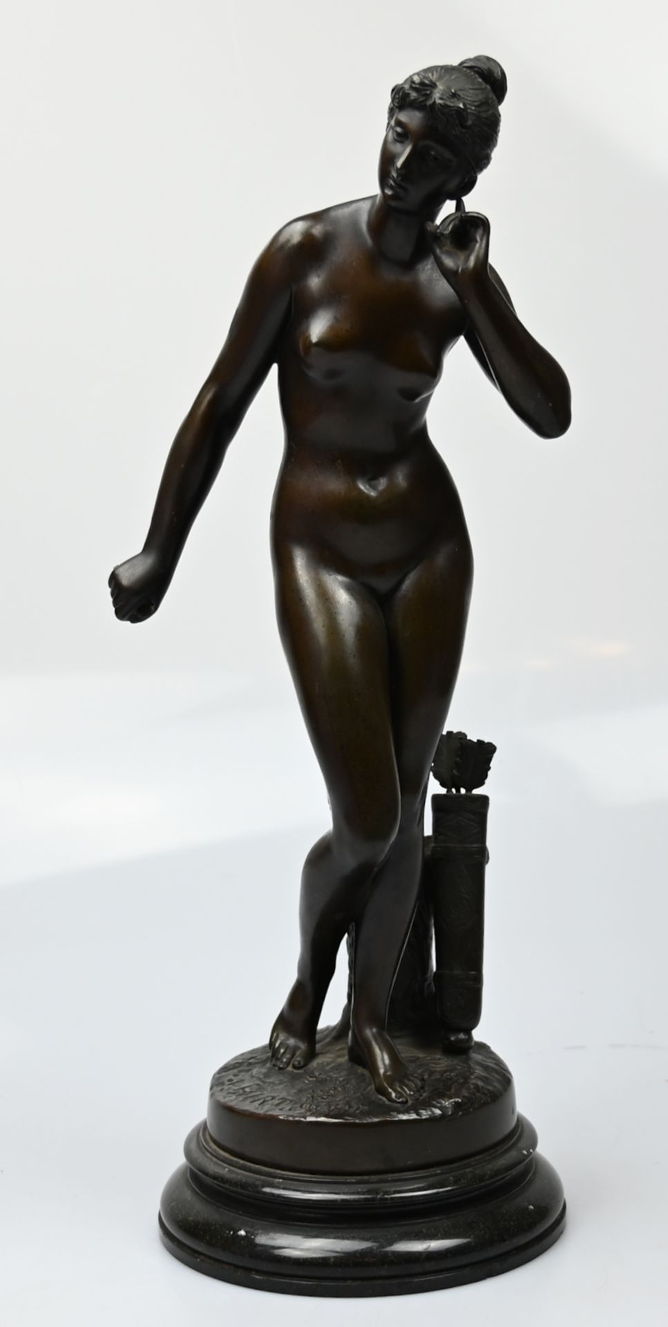 1 Plastik Bronze auf Plinthe sign. I. HIRT (wohl Johannes H. 1859-1917) "Diana-Die Göttin der Jagd",