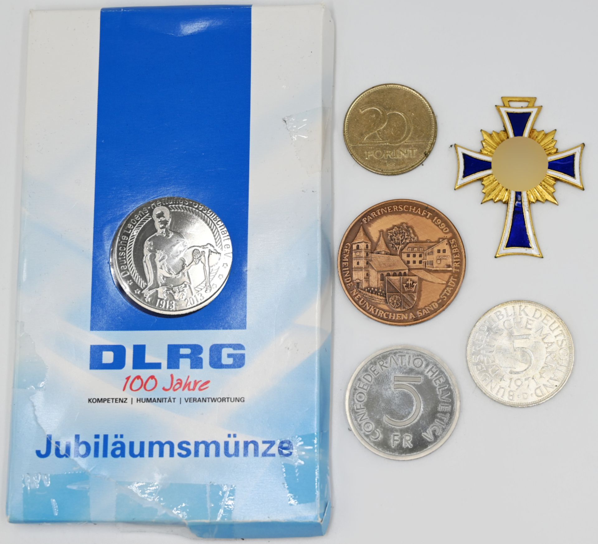 1 "Ehrenkreuz der Deutschen Mutter" 1. Stufe sowie 1 Konv. Münzen/Medaillen, min. Silber/Metall: