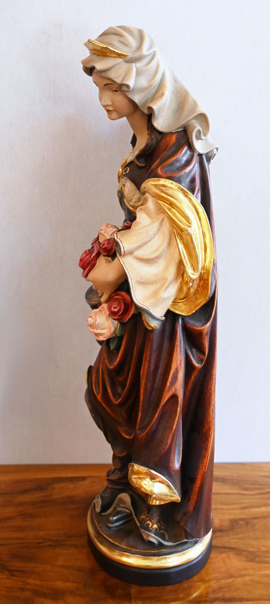 1 Holzfigur am Boden bez. C. NOCKER "Heilige Elisabeth mit Rosen" farbig gefasst, H ca. 80cm, min. b - Image 3 of 4