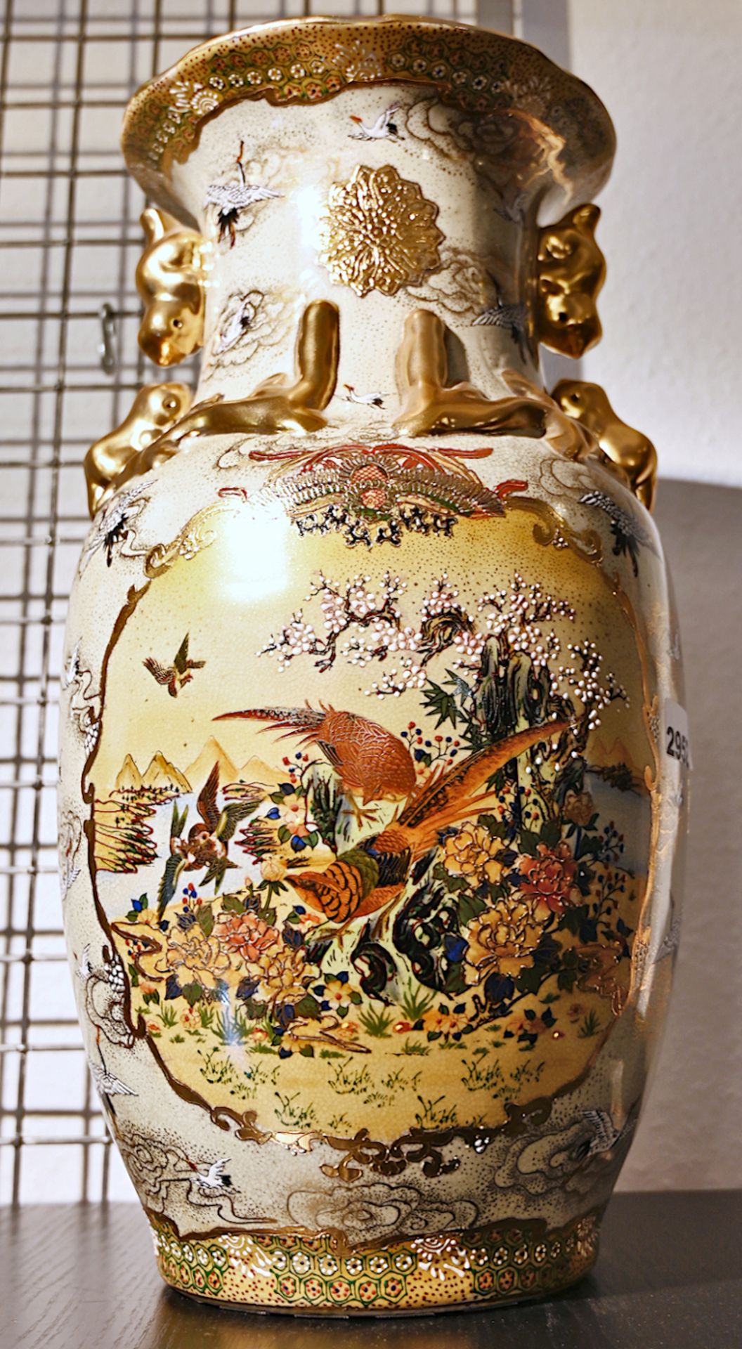 1 Bodenvase China nztl. im Satsuma-Stil "Paradiesvogel-/Kranichdekor" z.T. goldstaff., H ca. 45cm, A