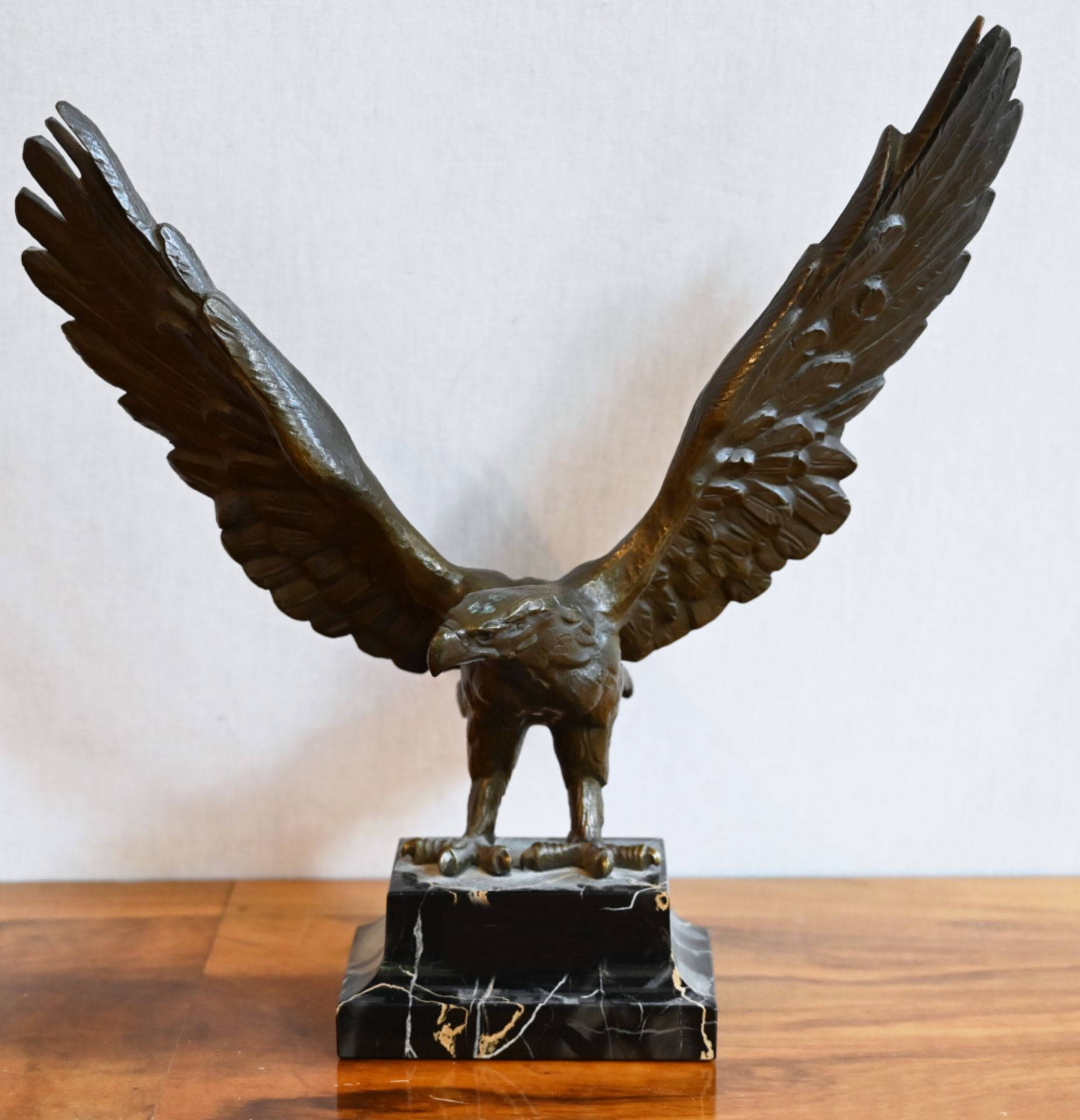 1 Bronzefigur auf Granitsockel „Adler“ ca. H gesamt 34cm,