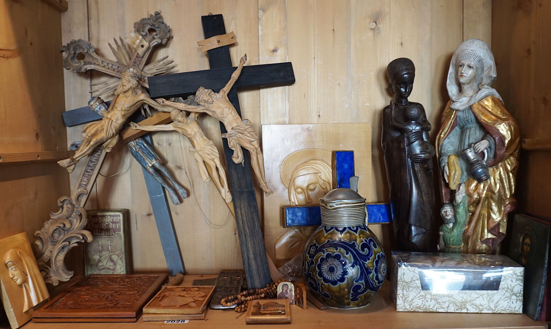 1 Konv. religiöse Sammlungsobjekte 20. Jh.: Kruzifixe Holz/Metall bis H ca. 74cm, Ikonen "Christus"/ - Image 2 of 2