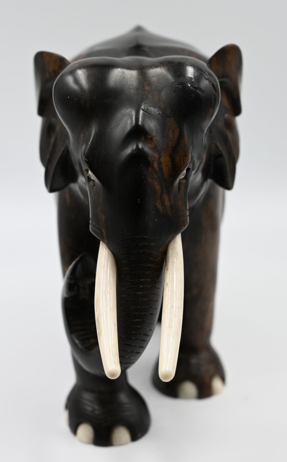 1 Holzfigur mit Elfenbeineinlagen "Elefant" wohl 1920er bis 40er Jahre ca. H 18cm, min. besch., je A - Image 2 of 5
