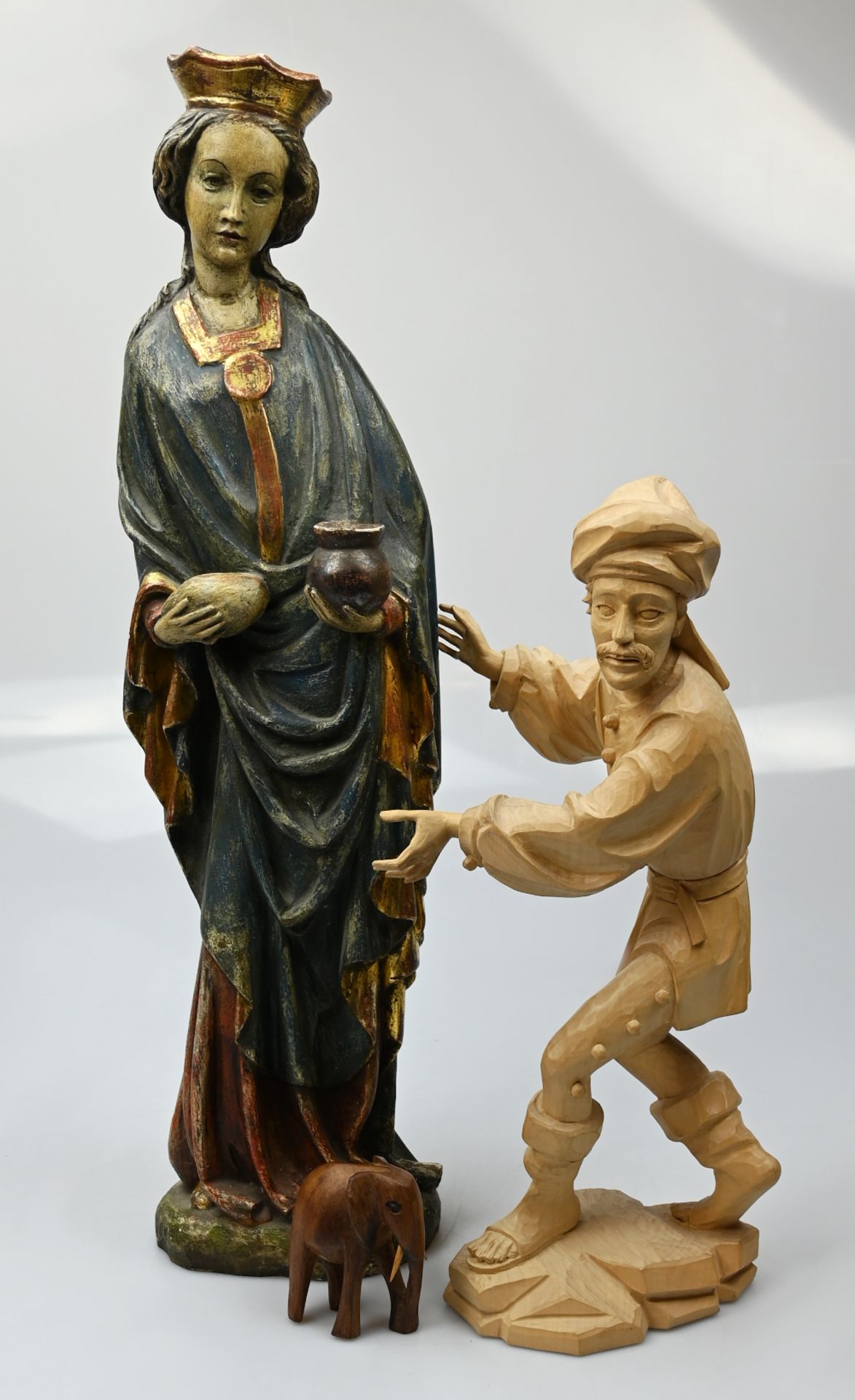 11 Holzfiguren nztl. z.T. bemalt "Madonna mit Kind" H ca. 62cm, "Heilige Elisabeth von Thüringen" H