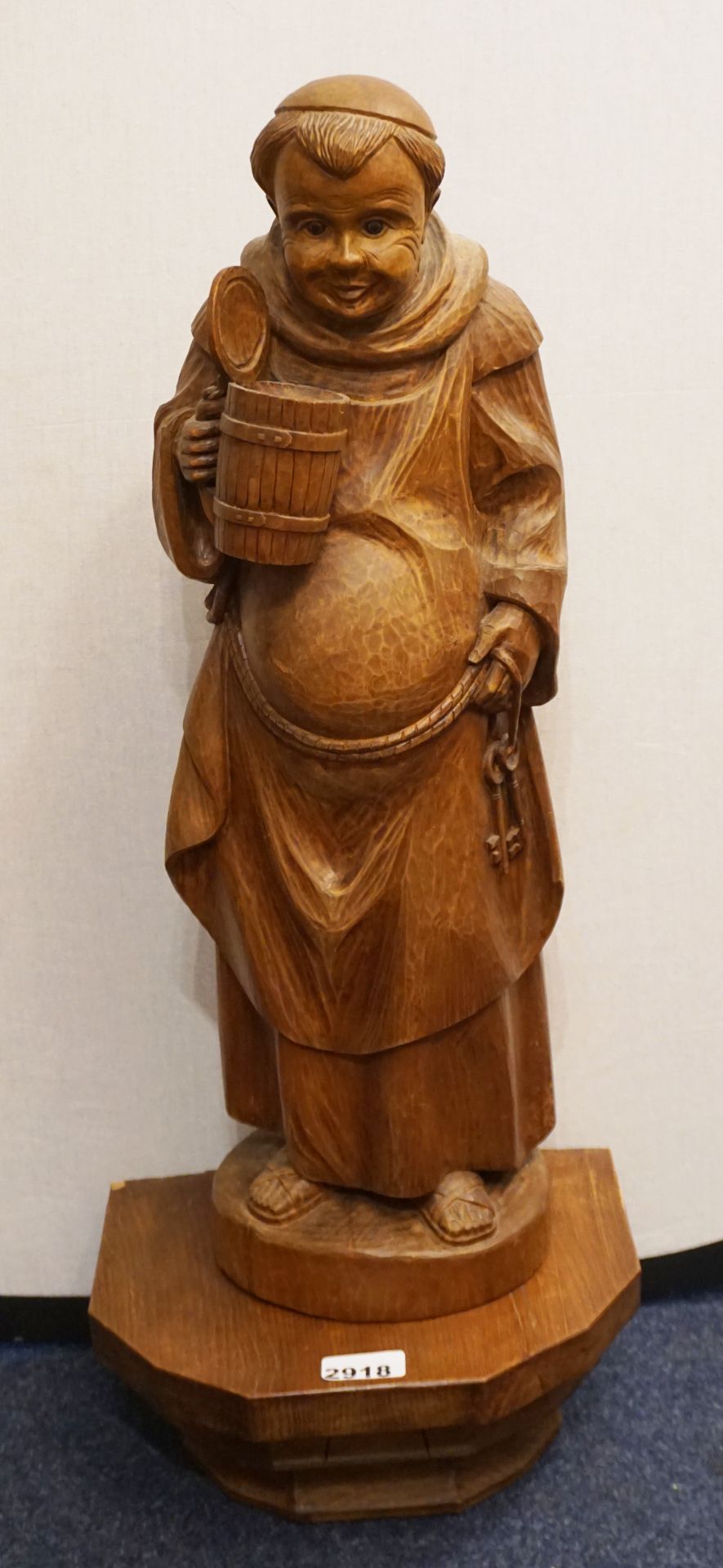 1 Holzfigur 20. Jh. "Biertrinkender Mönch" H mit Podest ca. 82cm sowie 2 Wandappliken "Madonna mit K