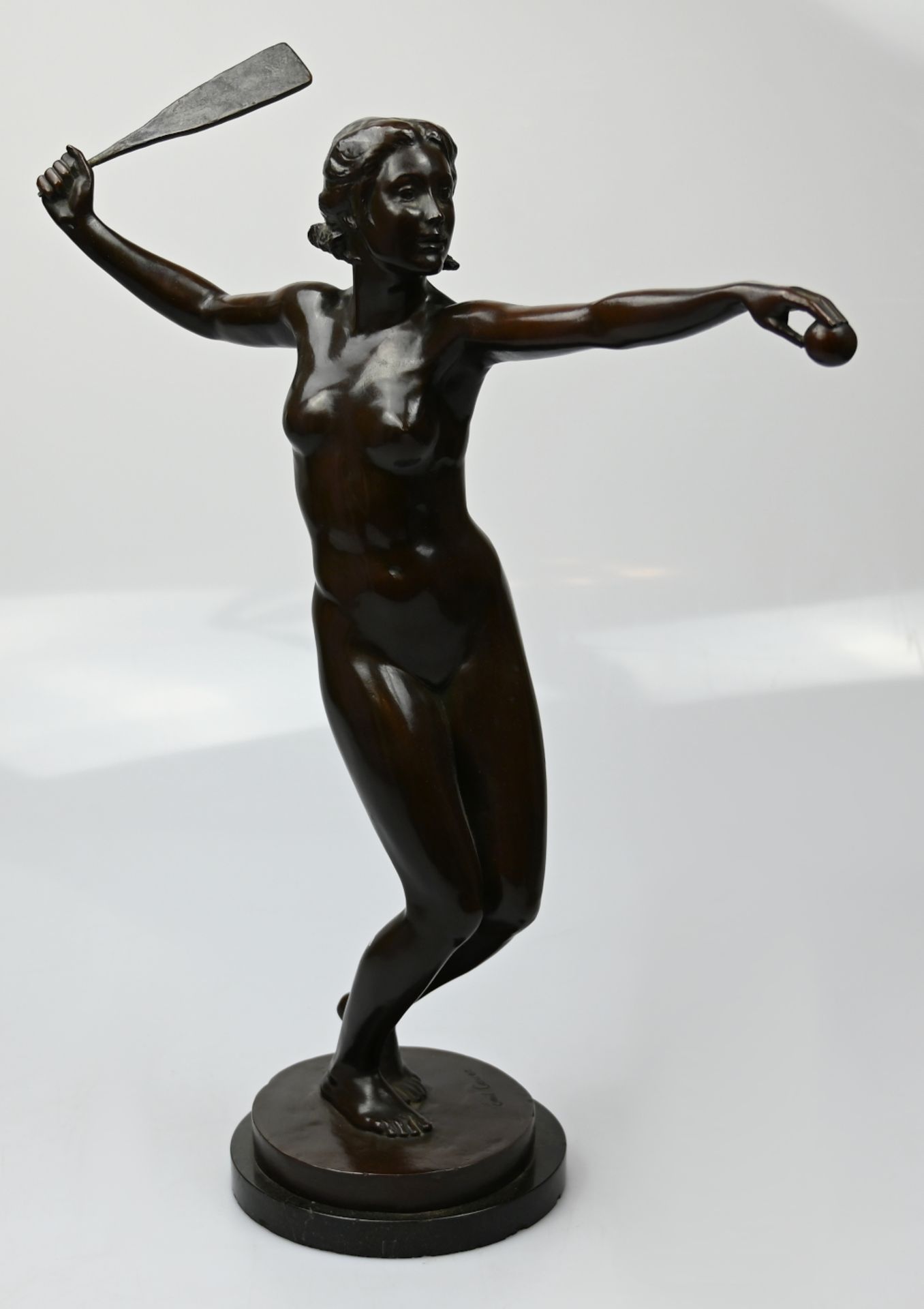 1 Plastik wohl Bronze auf Plinthe sign. Emil CAUER (wohl Emil II C. 1867-1946) "Ballschlägerin",