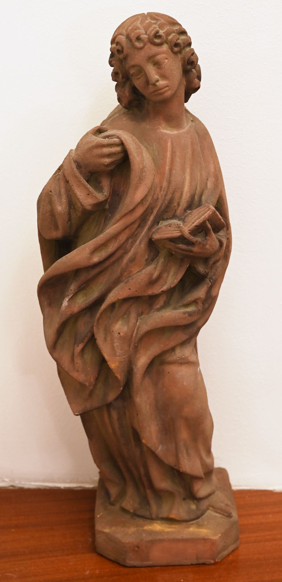 1 Steingussfigur "Evangelist Johannes" ca. H mit Konsole ca. 87cm, ber., Asp.
