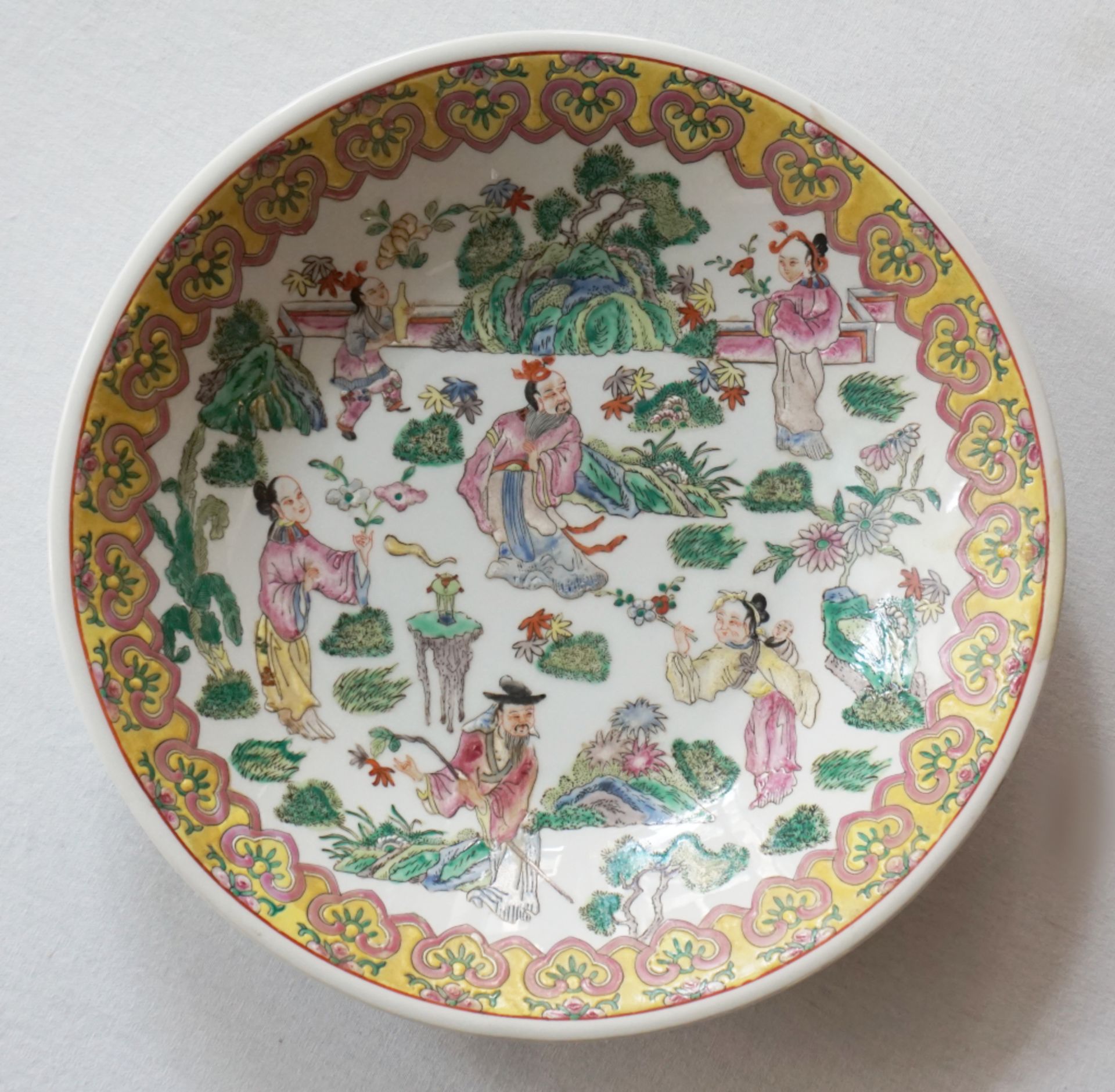 1 Prunkschale Porzellan lt. EL TUNG CHE Dynastie (1862-1875) "Familie Rose" ca. D 36cm, Kaufpreis 19