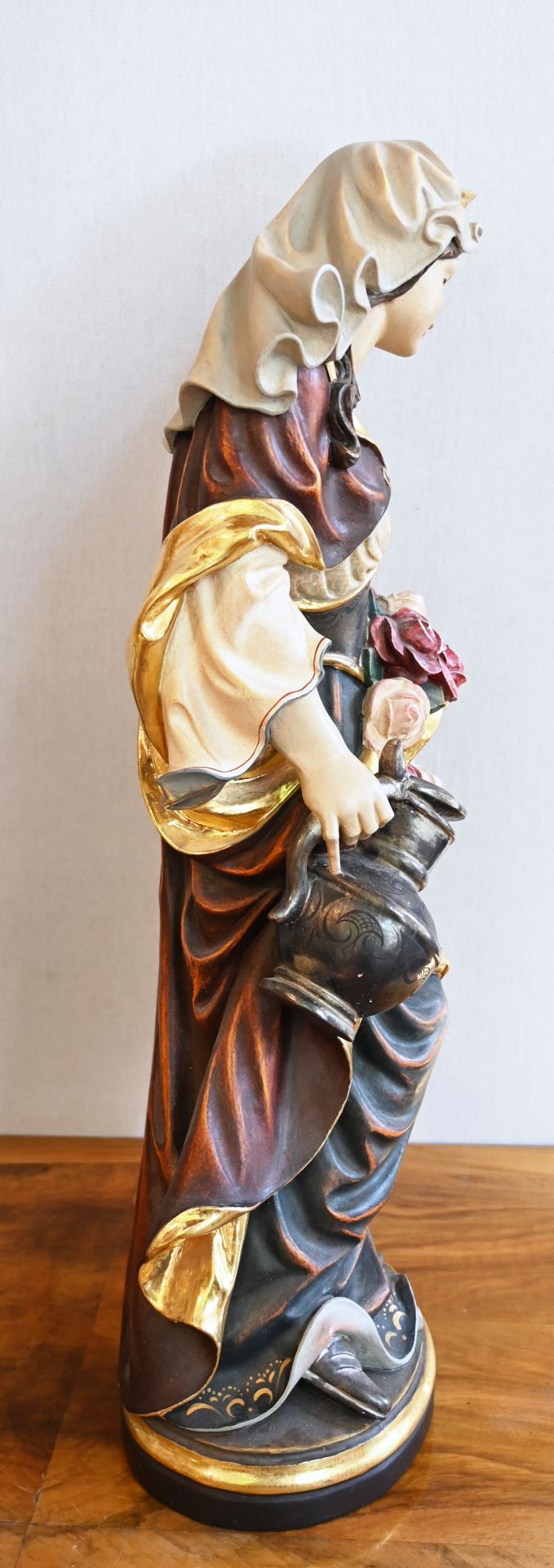1 Holzfigur am Boden bez. C. NOCKER "Heilige Elisabeth mit Rosen" farbig gefasst, H ca. 80cm, min. b - Image 2 of 4