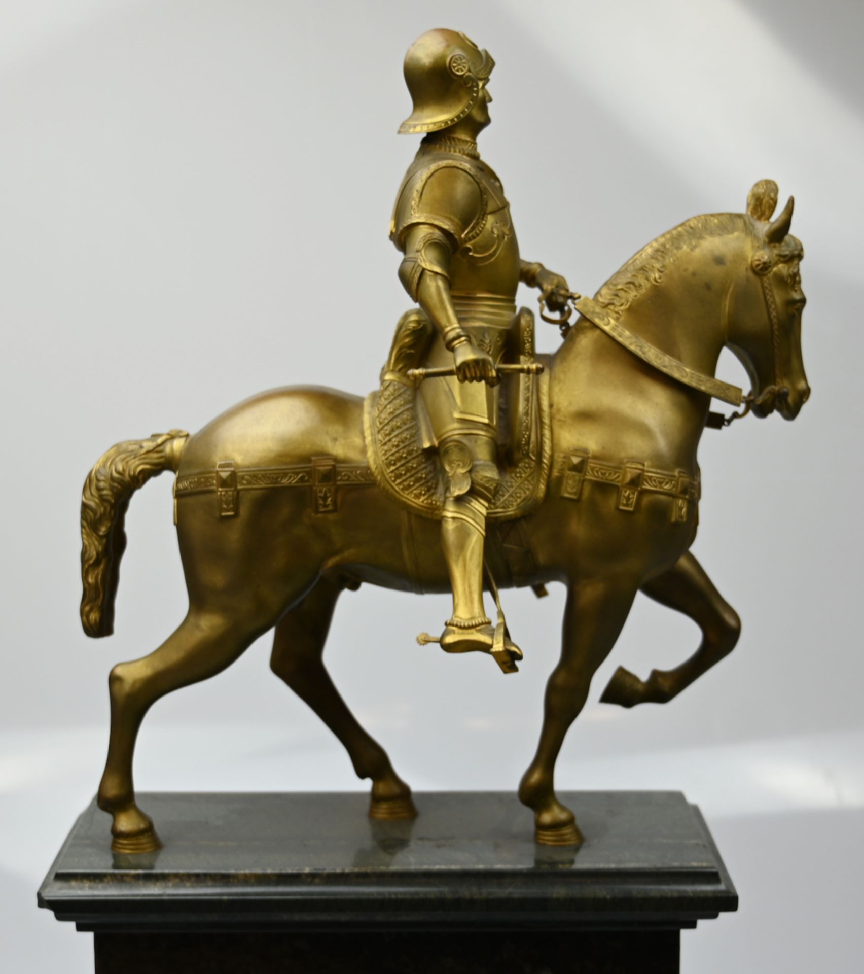 1 Plastik wohl Bronze feuervergoldet, unsign. "Reiterstandbild des Bartolomeo Colleoni", - Image 4 of 6