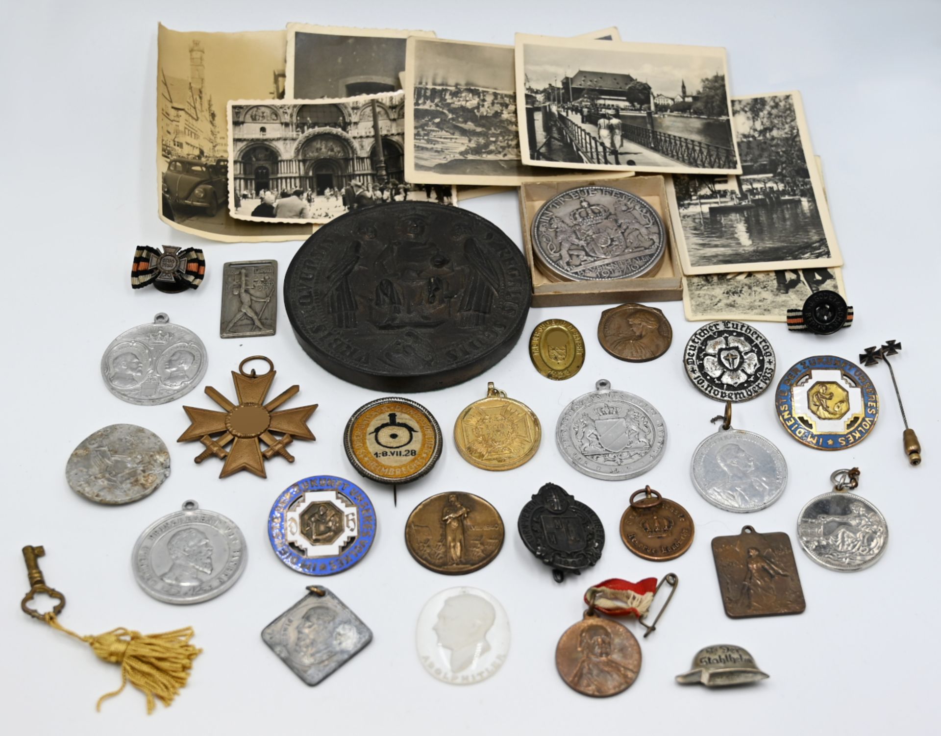 1 Konvolut Abzeichen v.a. 1. WK "Corps-Manöver 1912", "Der Stahlhelm", "Kriegsgedenkmünze 1870/71",