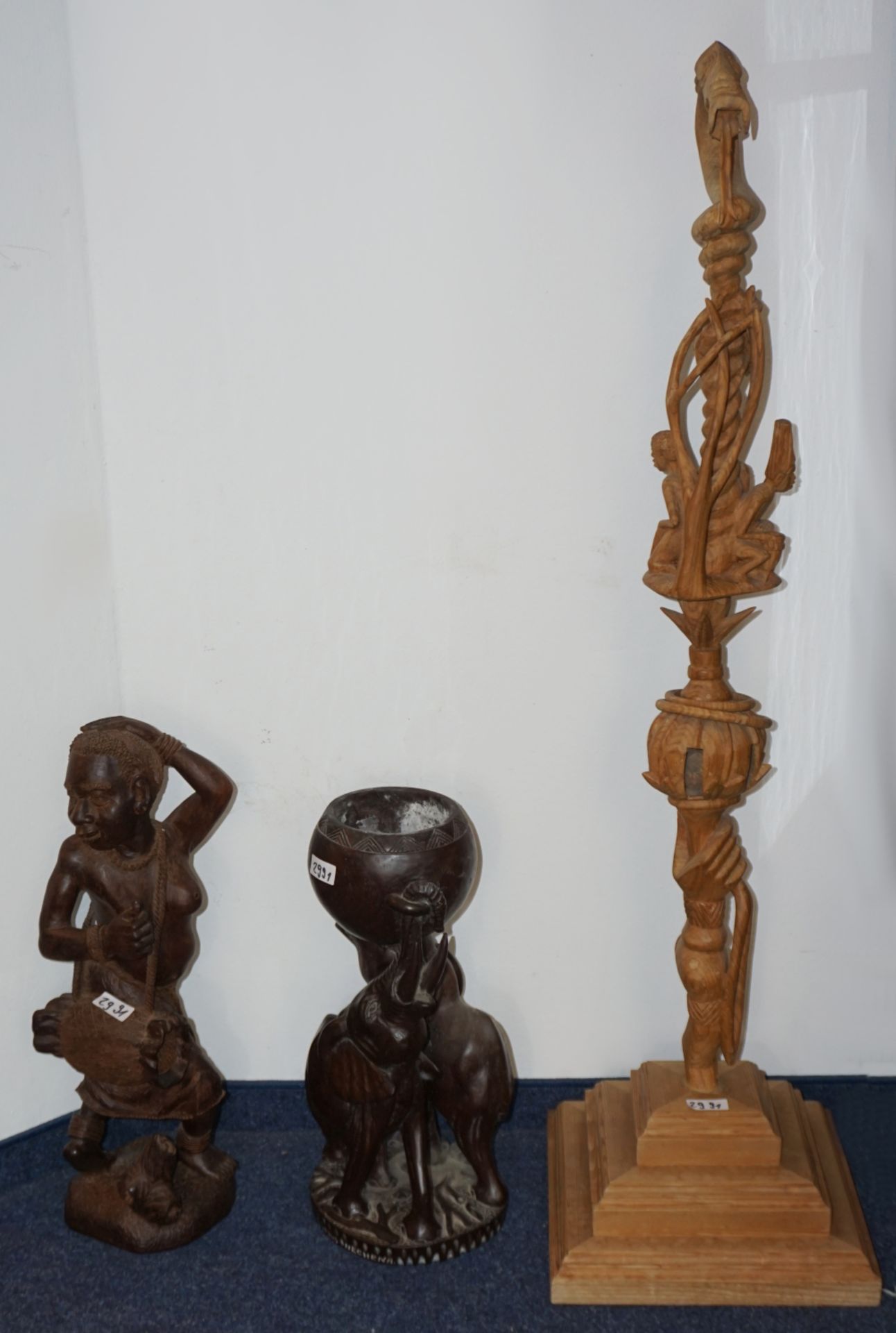 1 Konv. afrikanische Kunstgegenstände: z.B. Holzschnitzereien, Metall- und Steinfiguren, - Image 3 of 5