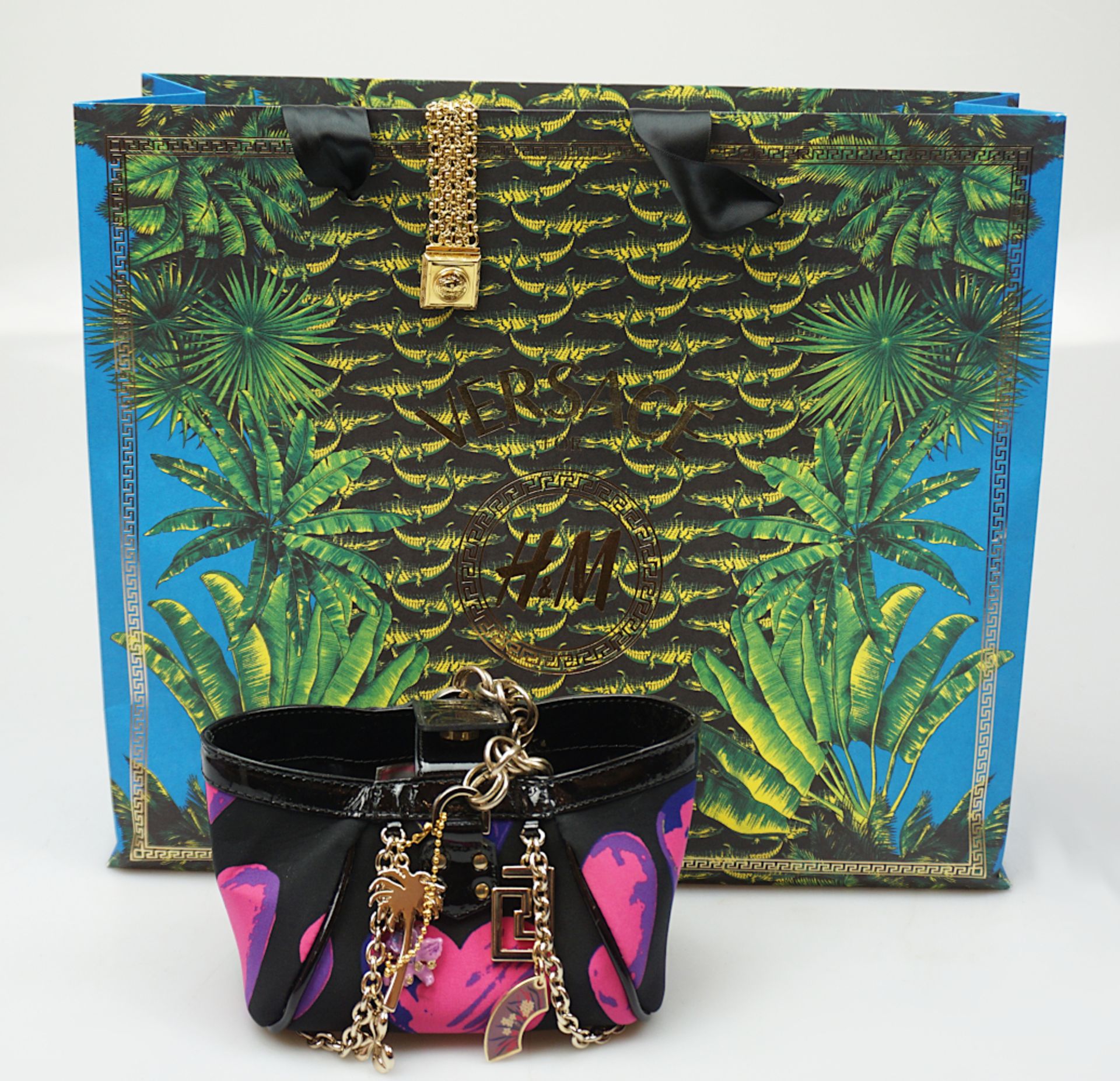 1 Damenhandtasche VERSACE for H&M mit passendem Armband VERSACE for H&M vergoldet, Originaleinkaufst