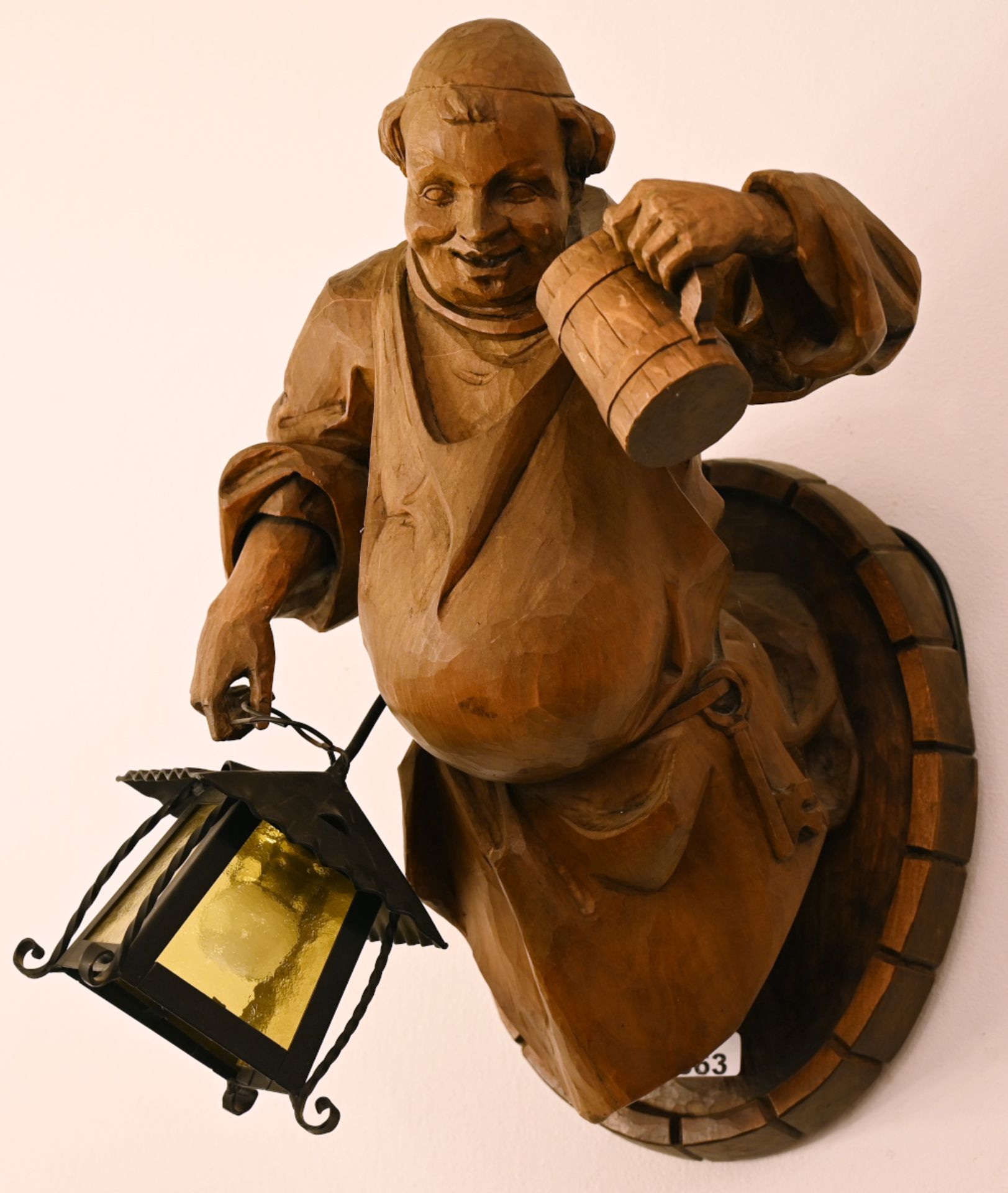 1 Wandlampe Holz "Mönch mit Bierkrug" elektrisch/1-flammig, H ca. 50cm, min. ber., Asp.