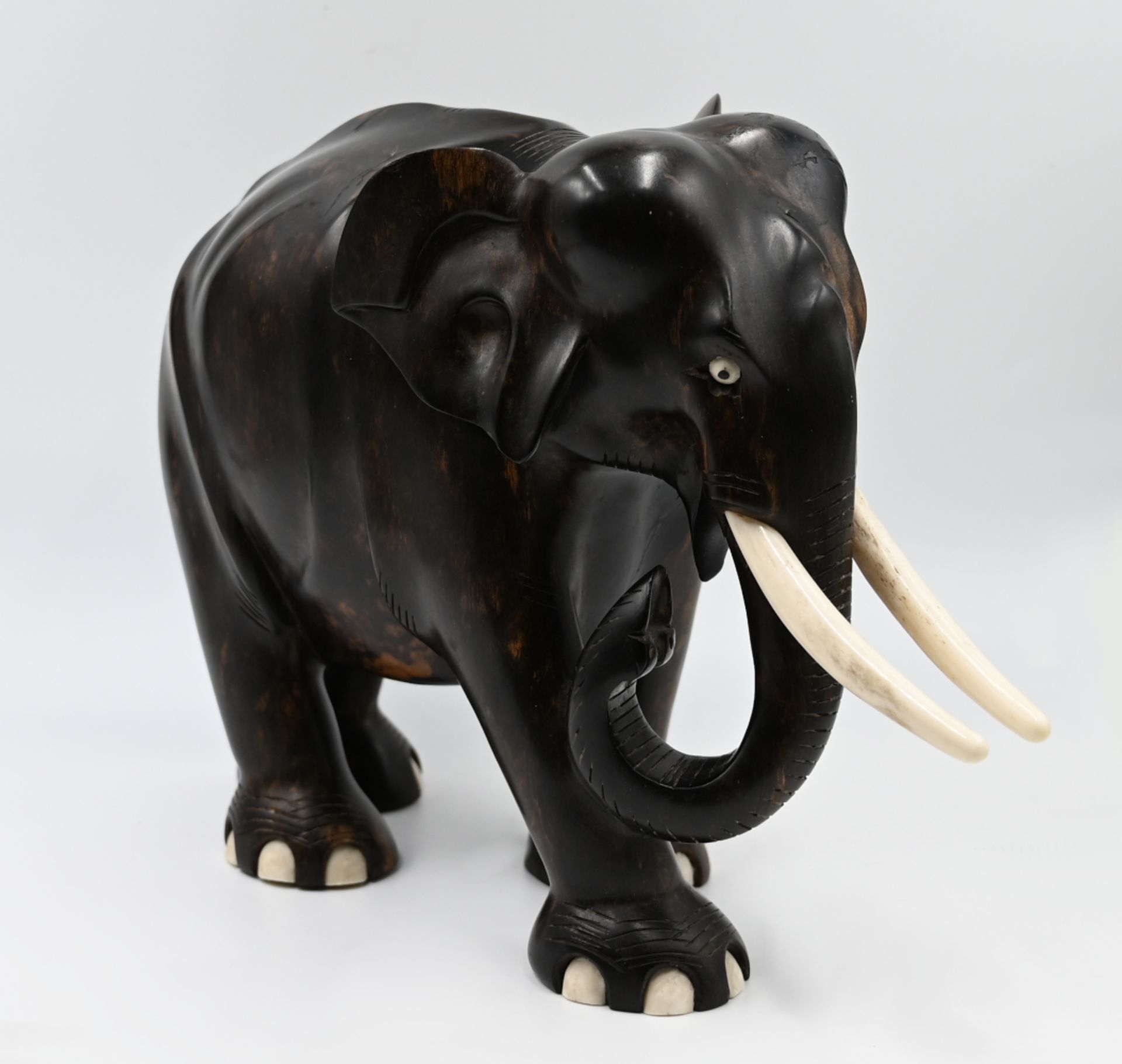 1 Holzfigur mit Elfenbeineinlagen "Elefant" wohl 1920er bis 40er Jahre ca. H 18cm, min. besch., je A