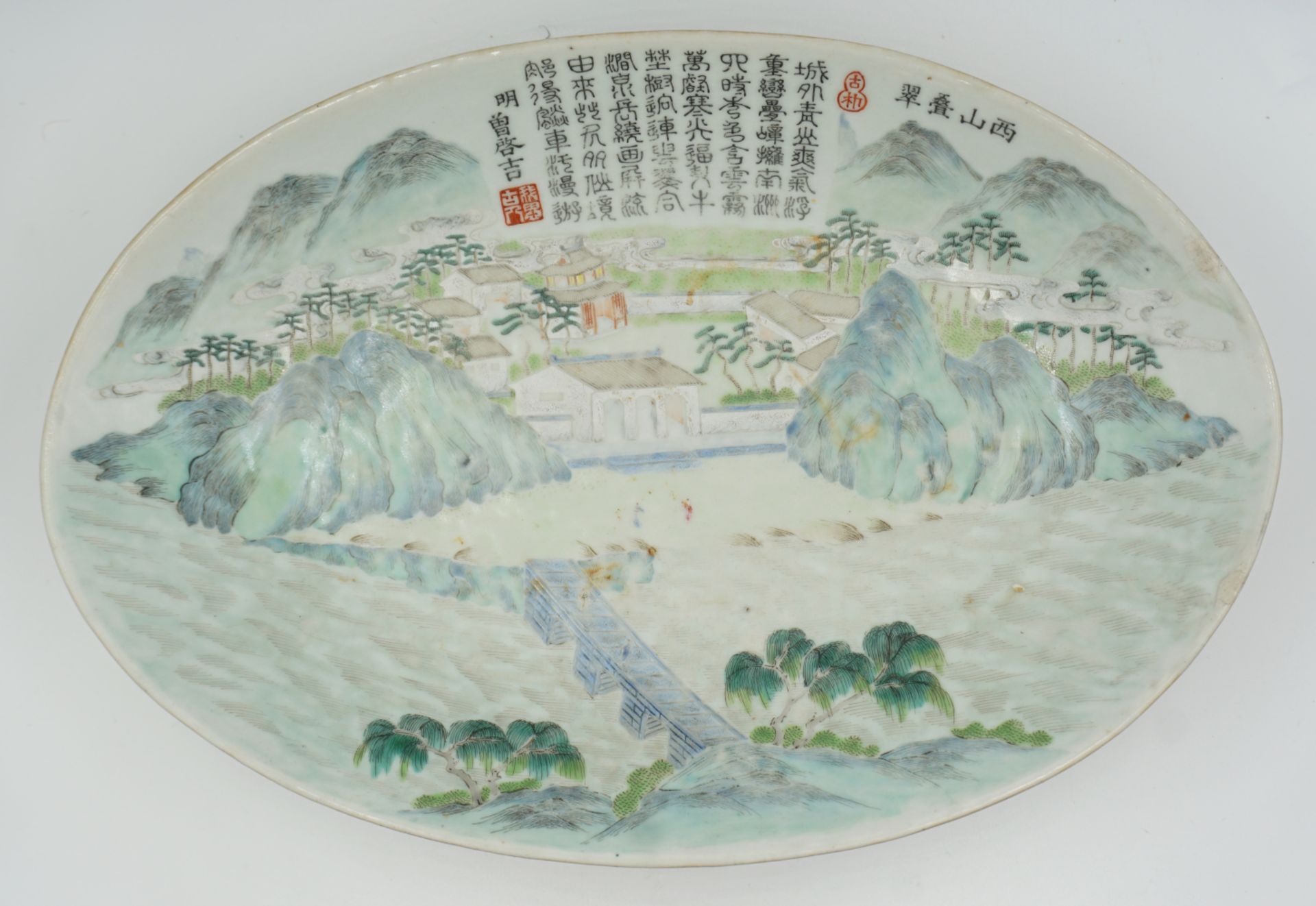 1 ovale Schale China lt. Notiz TUNG CHIH (1862-1874) "Landschaft mit Brücke", am Rand unters. "Goldf