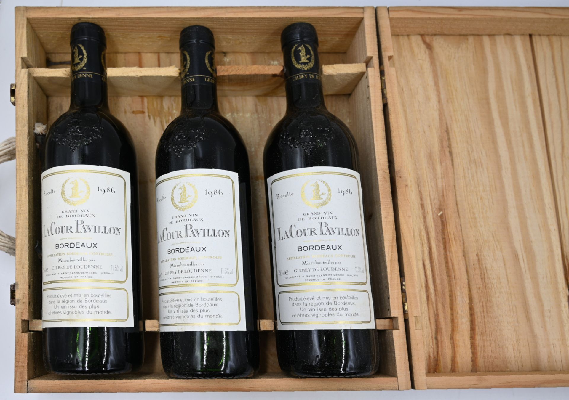 6 Flaschen Wein: 3x "La Cour Pavillon Bordeaux 1986", 3x "Laroche Petit Chablis 1990",