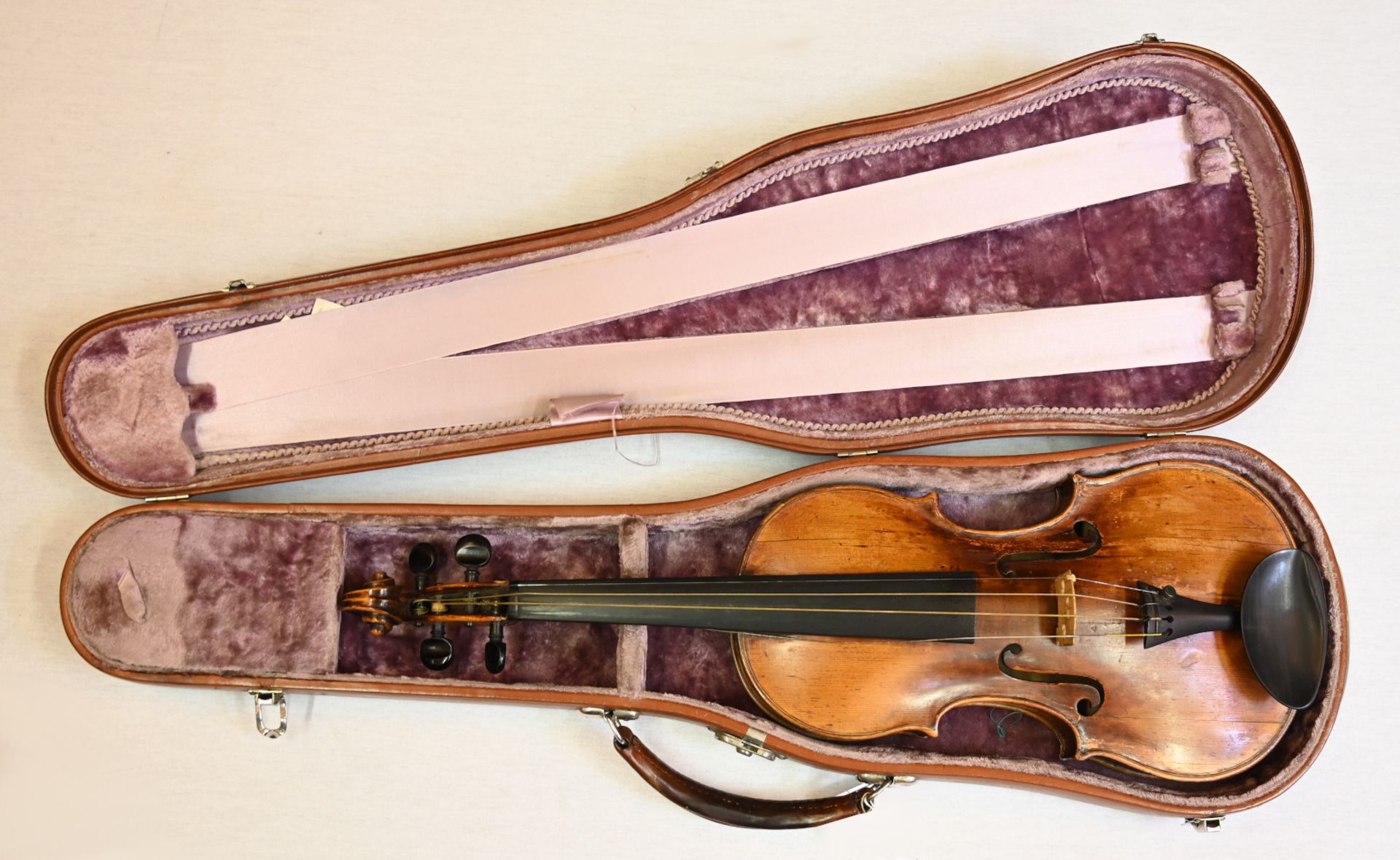 1 Geige rücks. bez. mit Brennstempel "WAGNER" wohl Allongé-Modell, Schnecke/Wirbelkasten aus Birnbau - Bild 3 aus 3